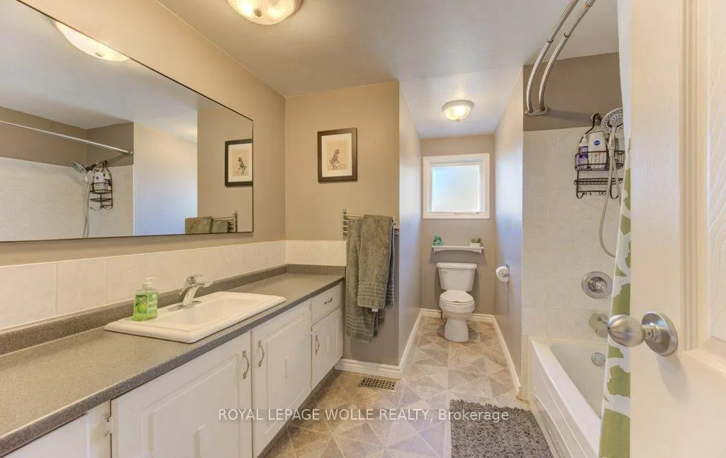 Photo 16 of 76 Devonglen Drive, Kitchener — HOMEH