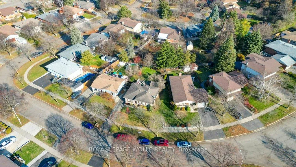 Photo 38 of 76 Devonglen Drive, Kitchener — HOMEH