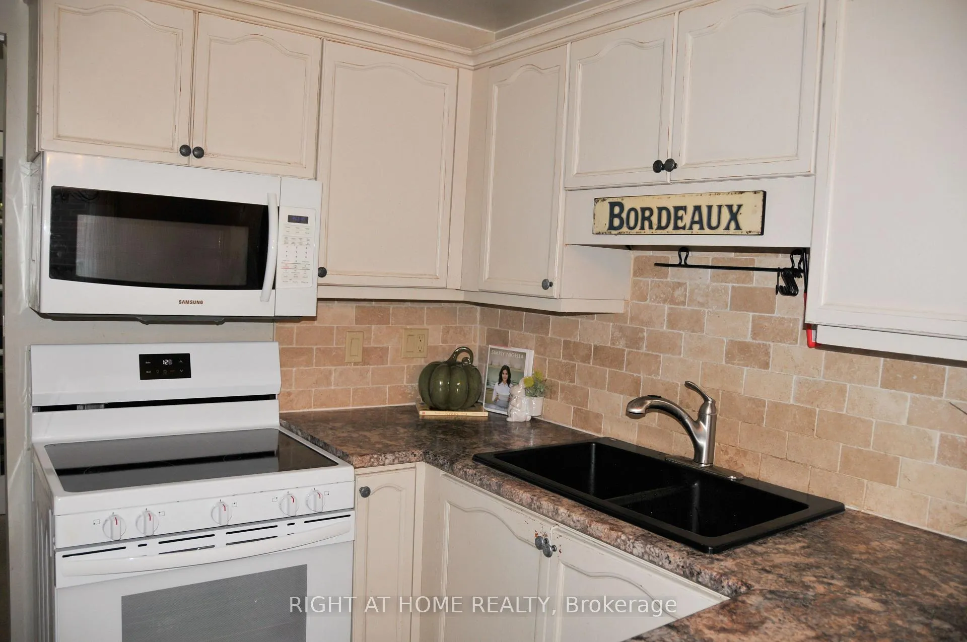 Photo 8 of 29 Herrell Avenue, Barrie, Painswick South — HOMEH