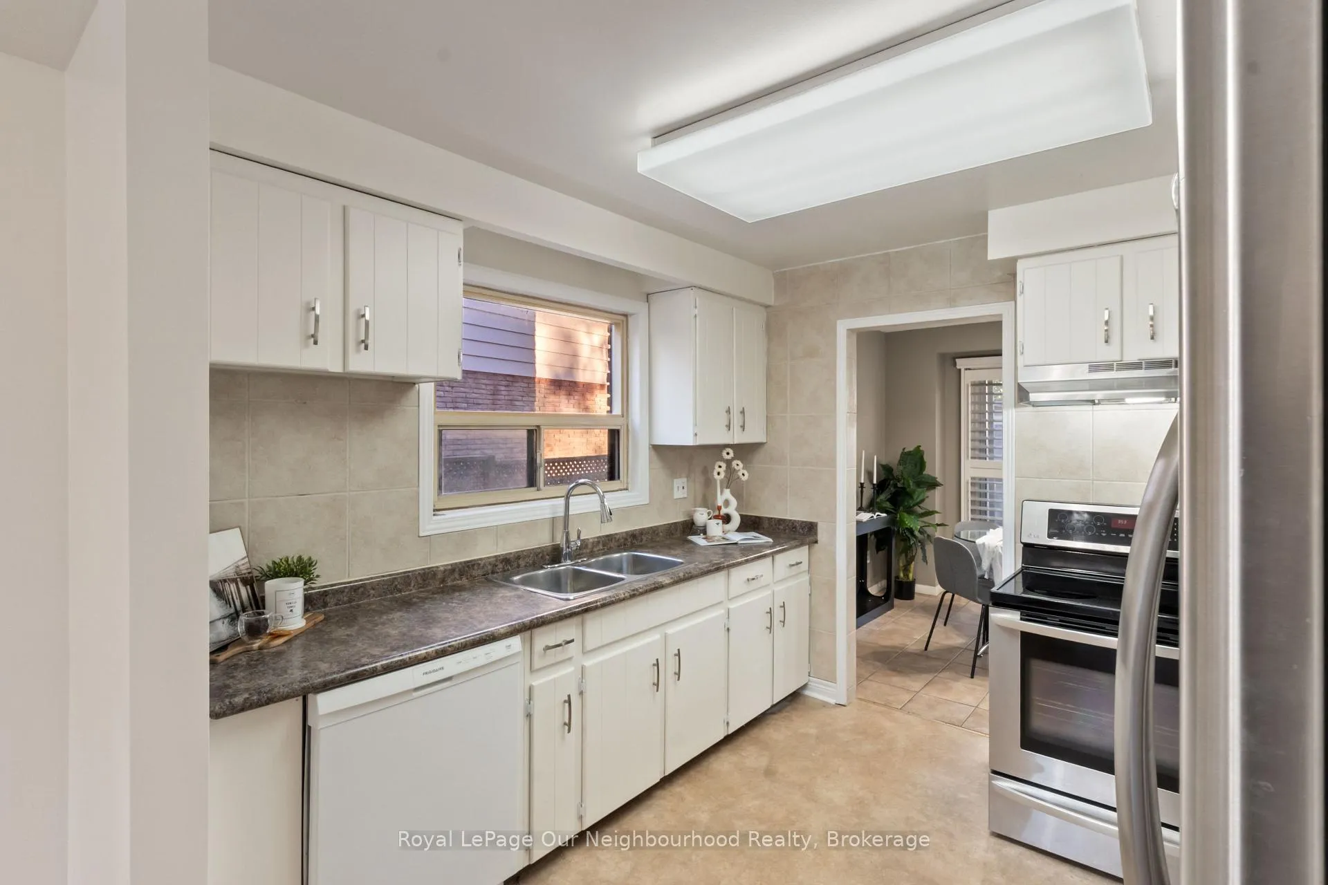 Photo 6 of 535 Carmello Court, Pickering, West Shore — HOMEH