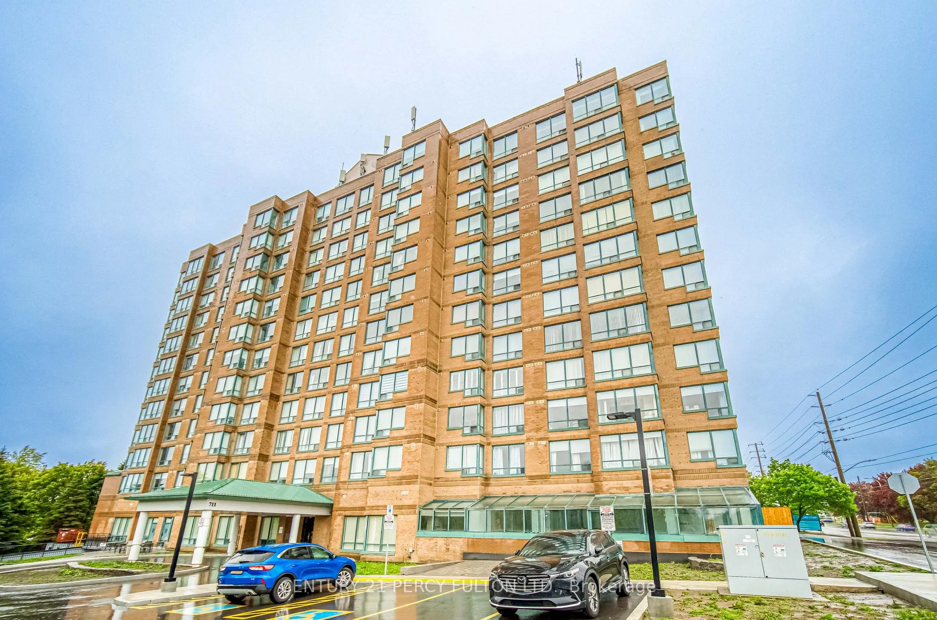 Front of Unit 710, 711 Rossland Road E