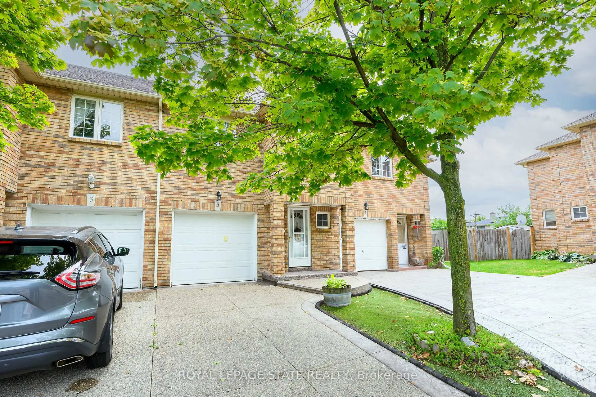 Photo 2 of 5 Vulcan Court, Hamilton, Stoney Creek — HOMEH