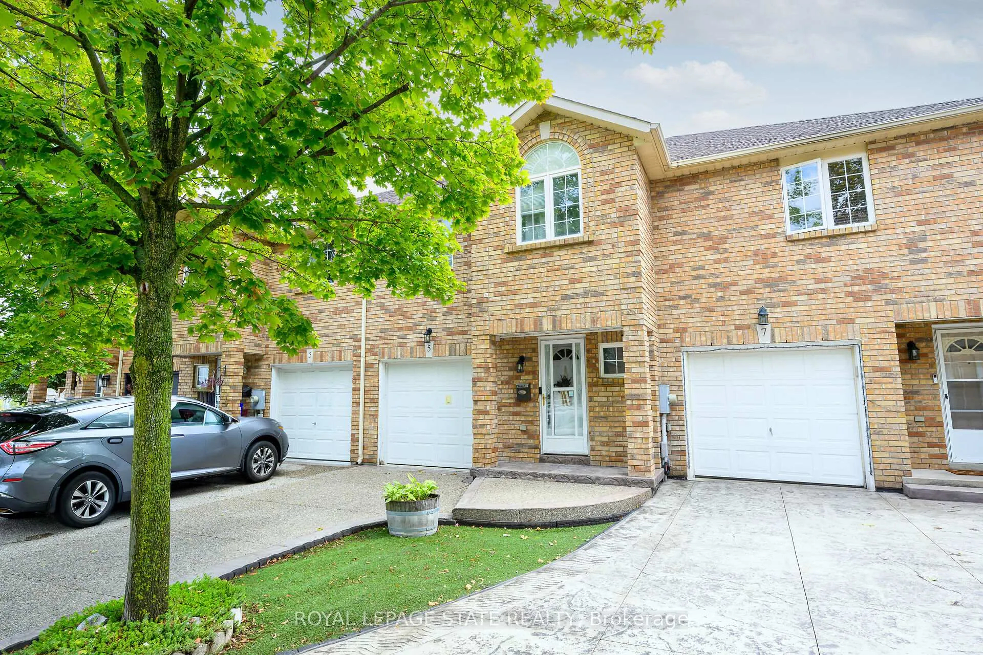 Photo 3 of 5 Vulcan Court, Hamilton, Stoney Creek — HOMEH