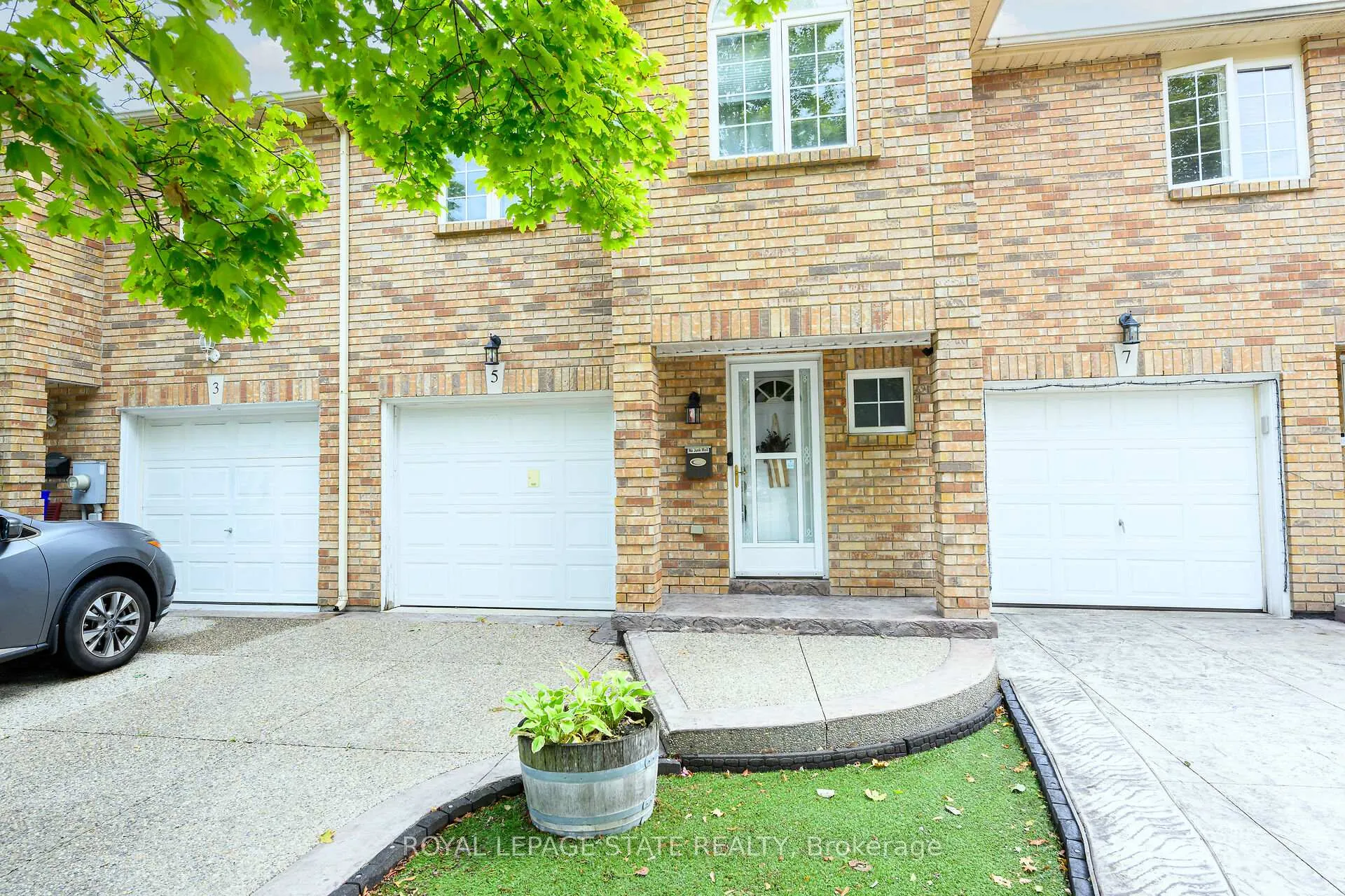 Photo 4 of 5 Vulcan Court, Hamilton, Stoney Creek — HOMEH