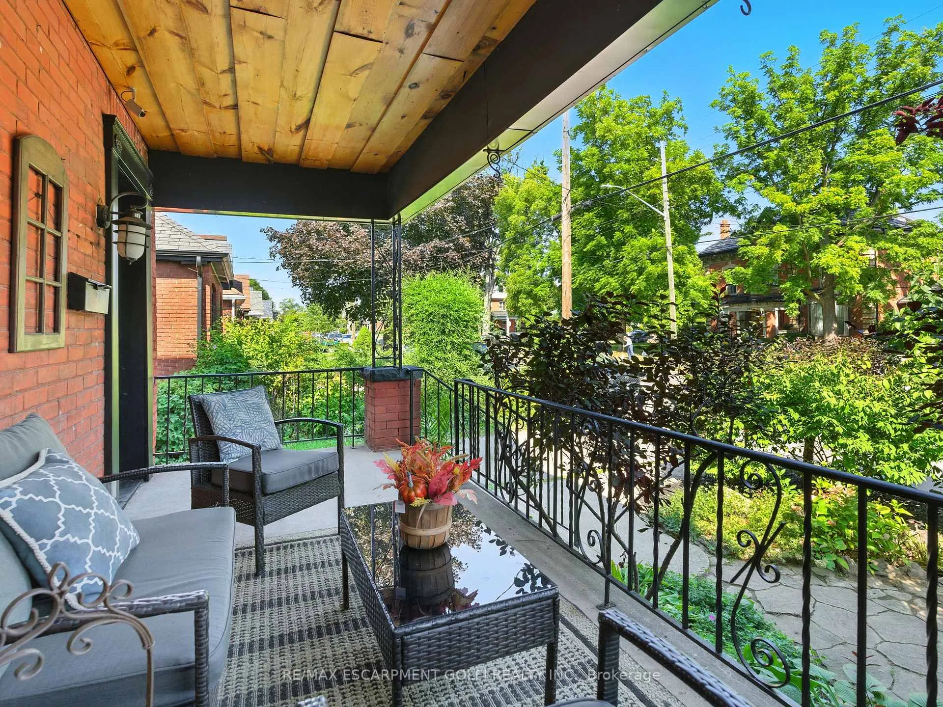 Photo 2 of 284 Cumberland Avenue, Hamilton, St. Clair — HOMEH