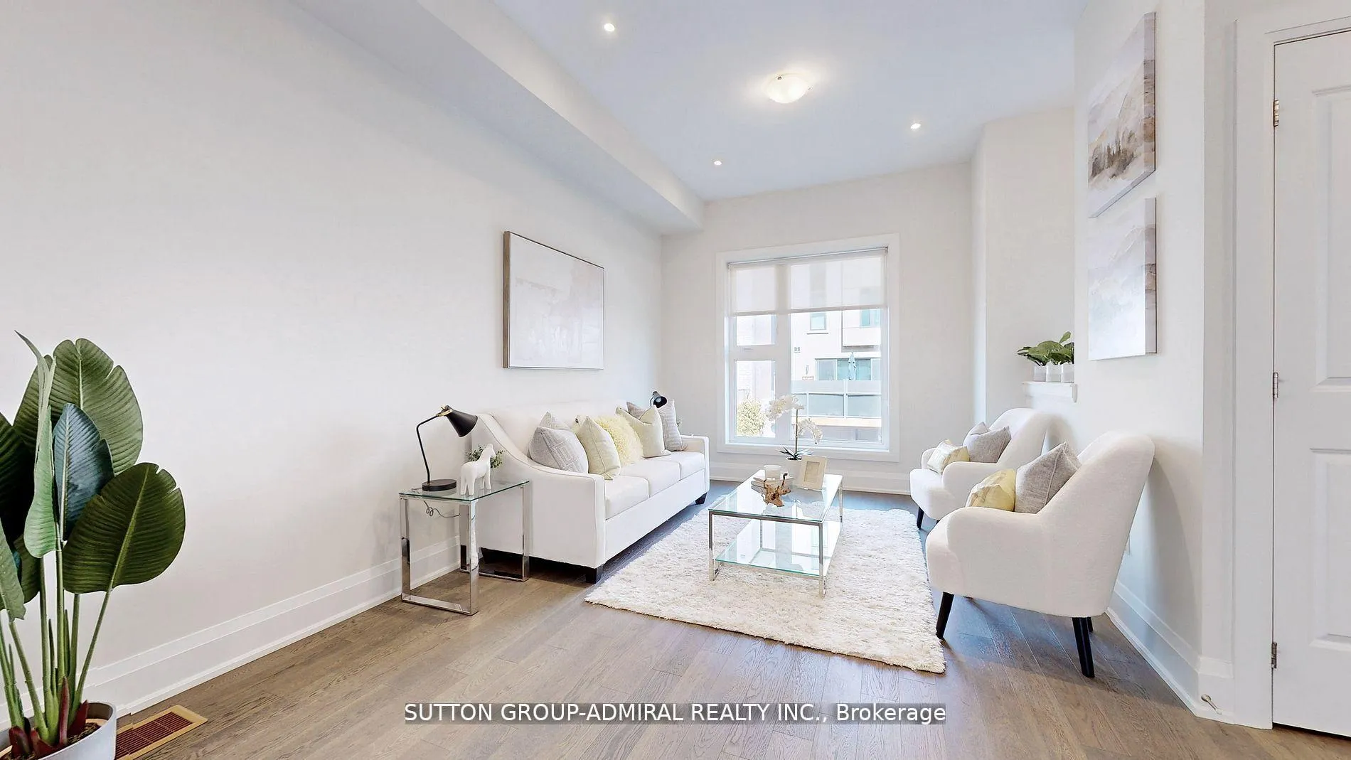 Photo 4 of 247 Smallwood Circle S, Vaughan, Brownridge — HOMEH
