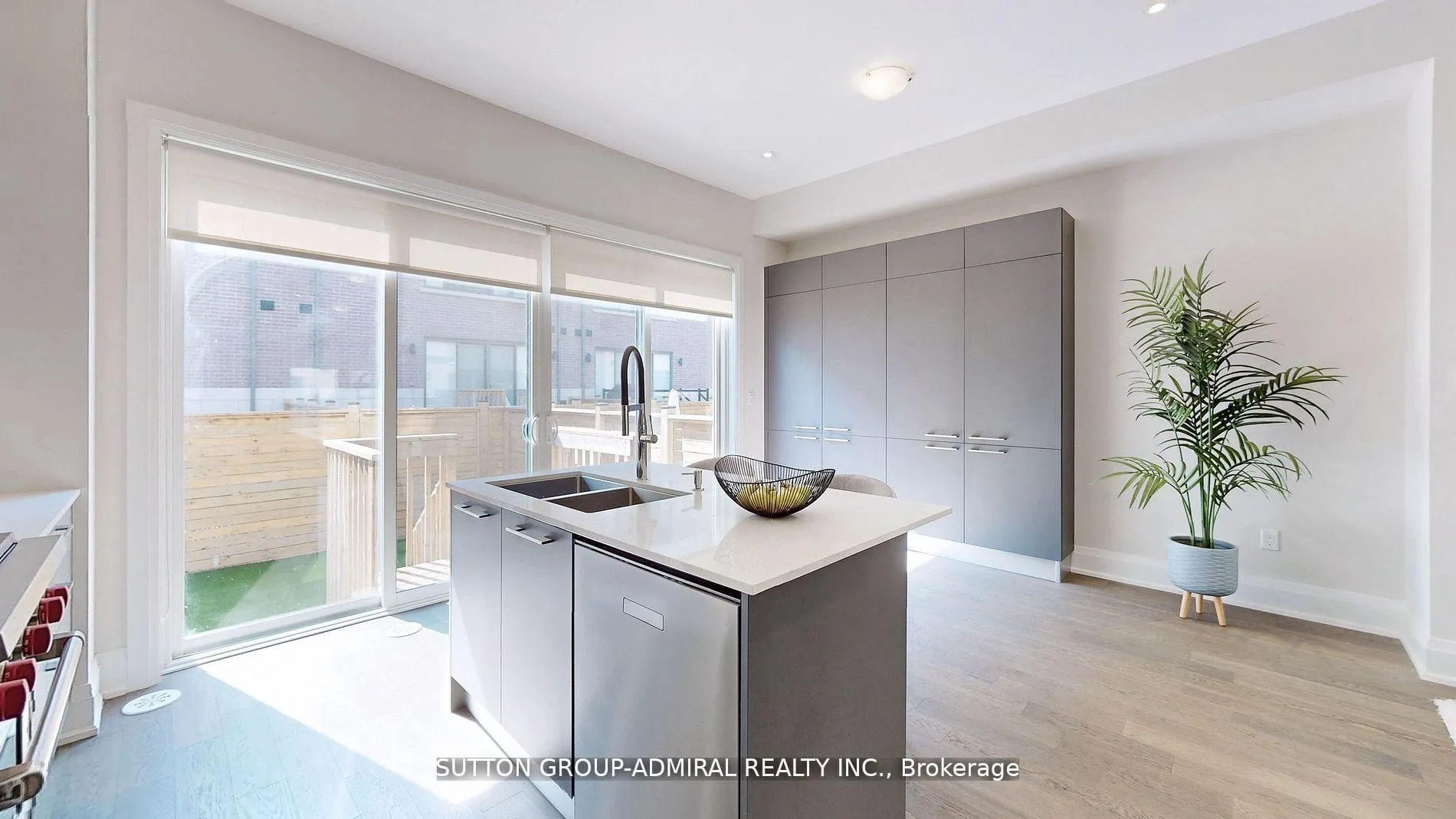 Photo 13 of 247 Smallwood Circle S, Vaughan, Brownridge — HOMEH