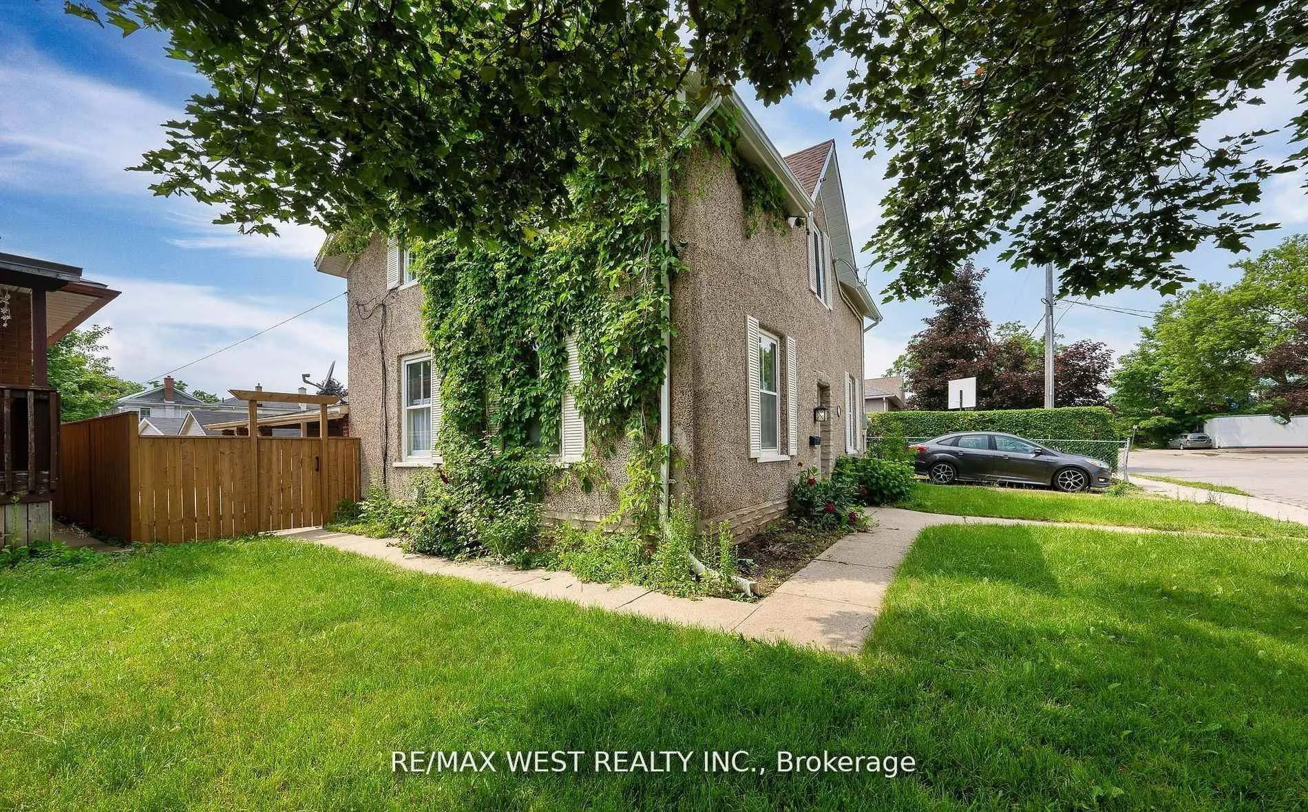 Photo 3 of 58 Brook Street E, Cambridge — HOMEH