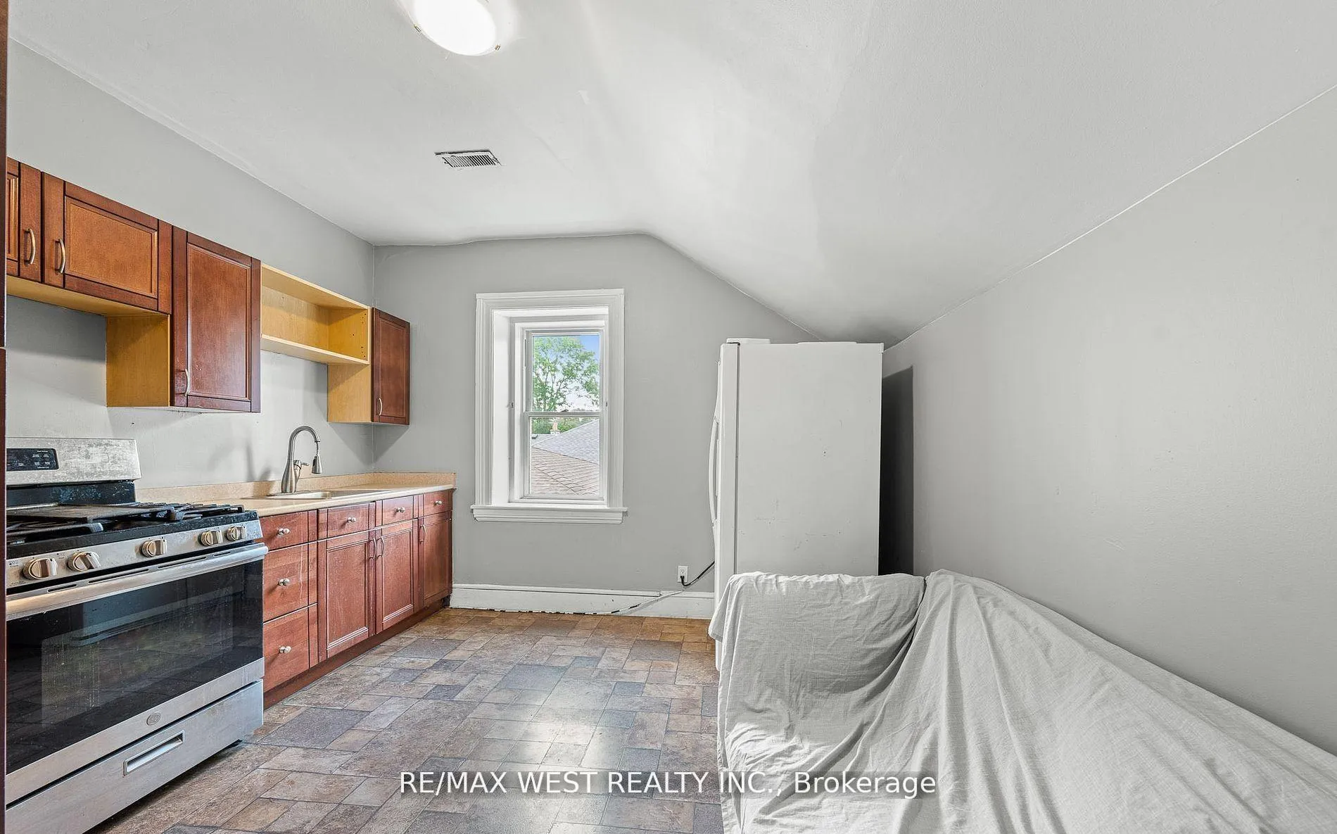 Photo 9 of 58 Brook Street E, Cambridge — HOMEH