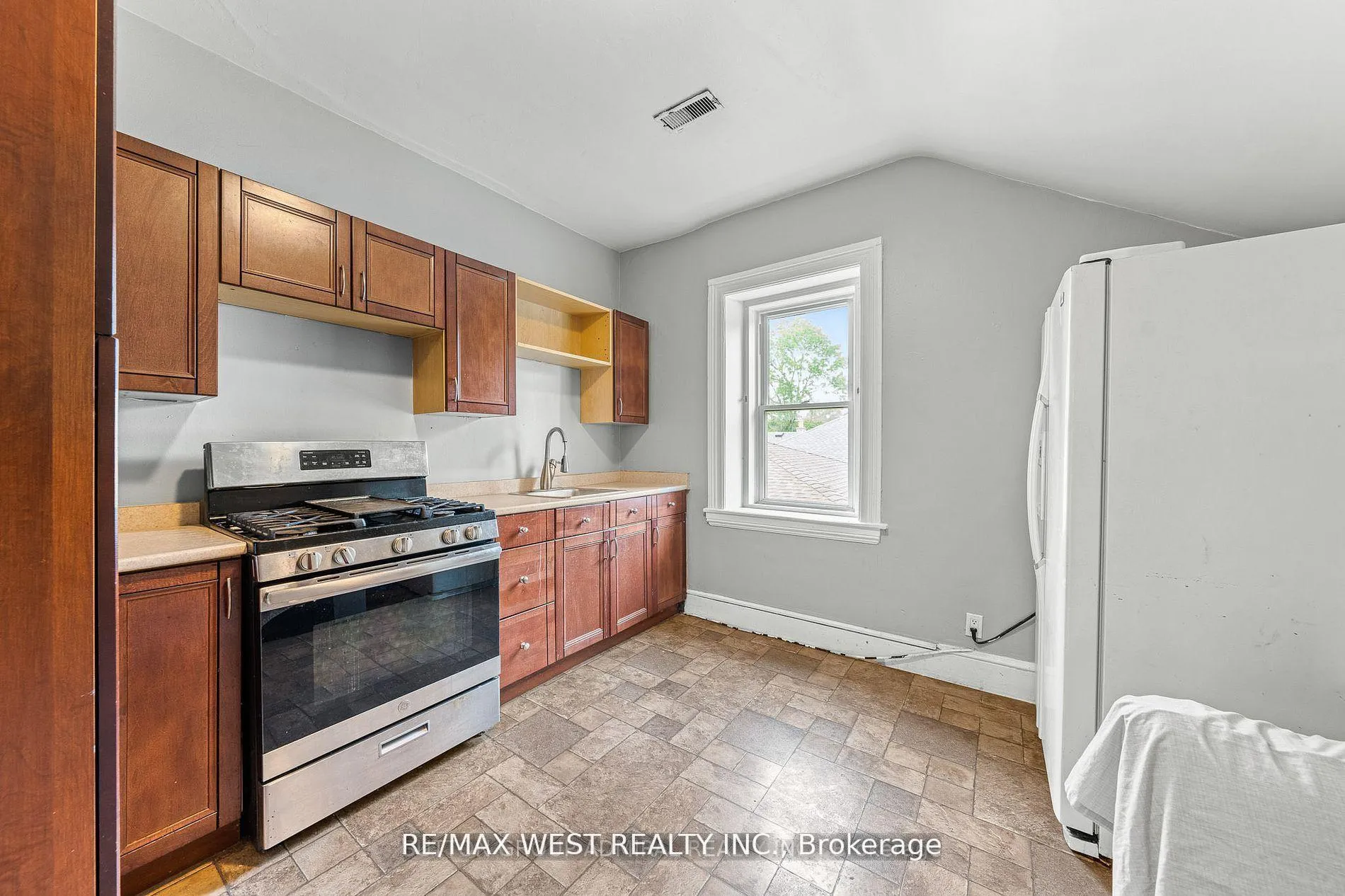 Photo 10 of 58 Brook Street E, Cambridge — HOMEH