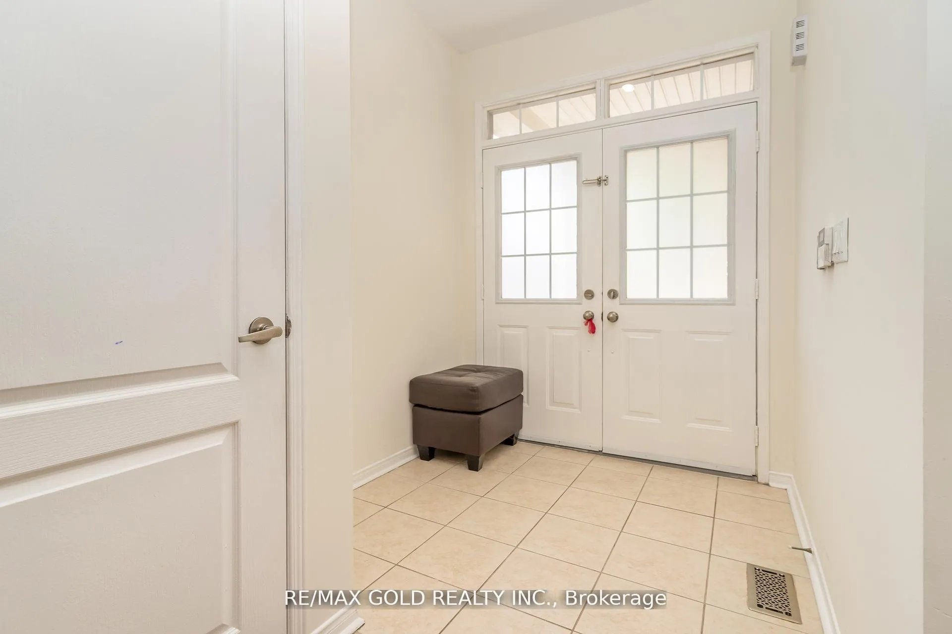 Photo 5 of 32 Rubysilver Drive, Brampton, Vales of Castlemore — HOMEH