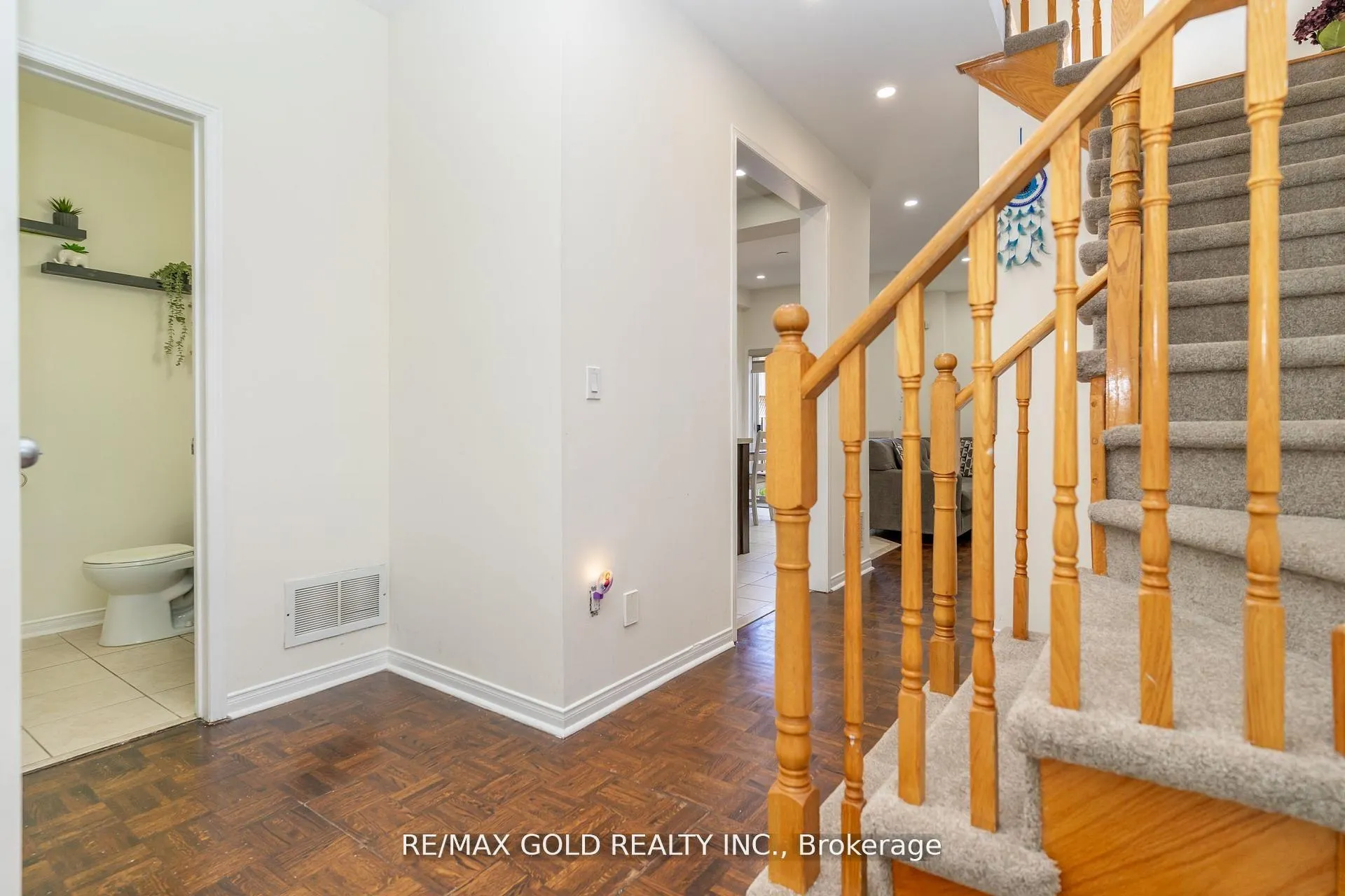 Photo 6 of 32 Rubysilver Drive, Brampton, Vales of Castlemore — HOMEH