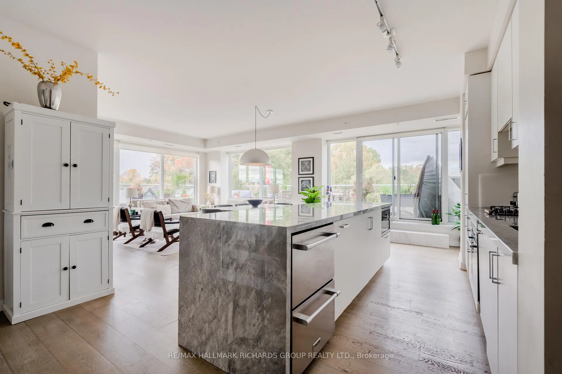 Photo 2 of Unit 401, 1960 Queen Street E, Toronto, The Beaches — HOMEH