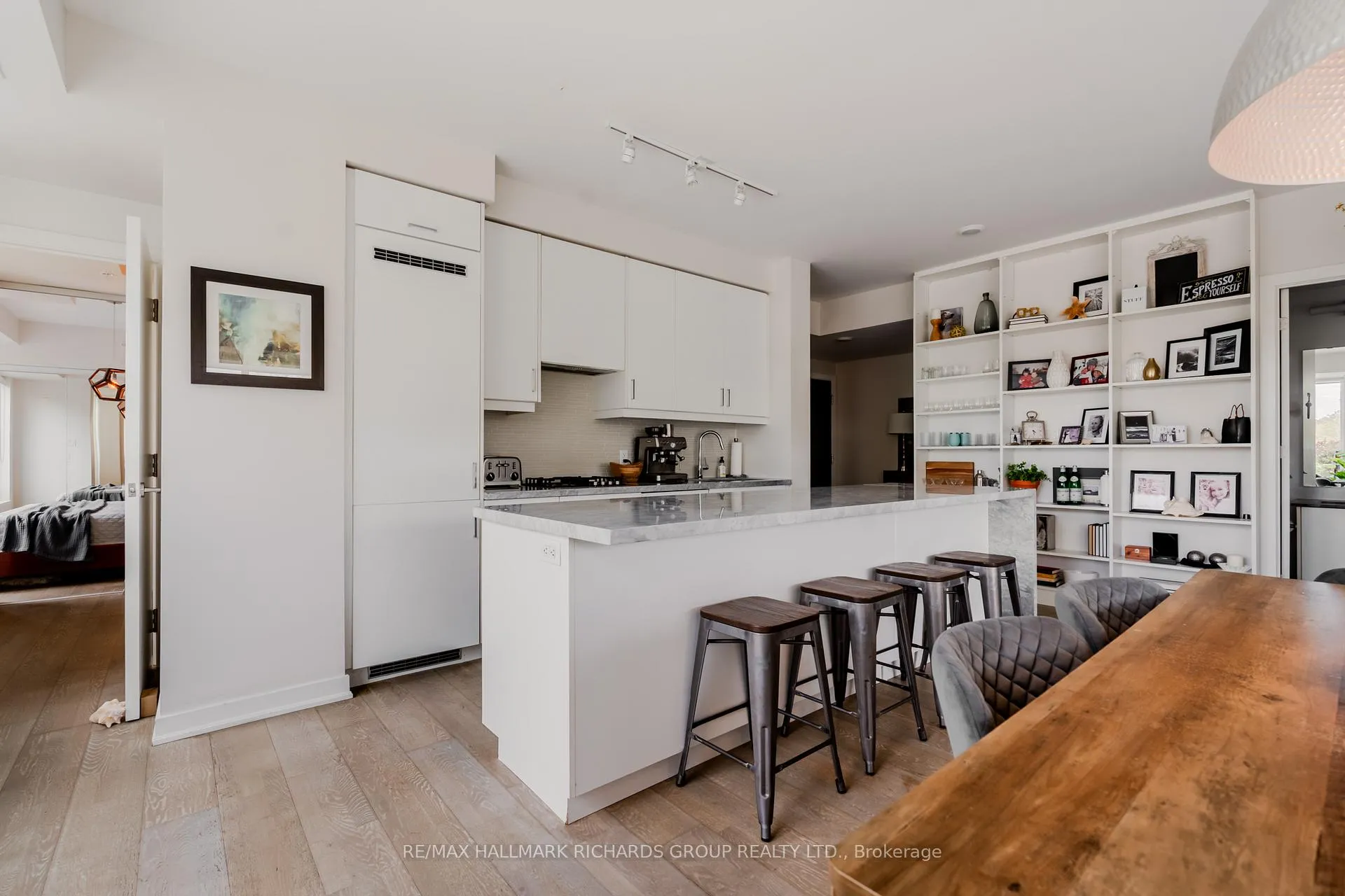 Photo 3 of Unit 401, 1960 Queen Street E, Toronto, The Beaches — HOMEH