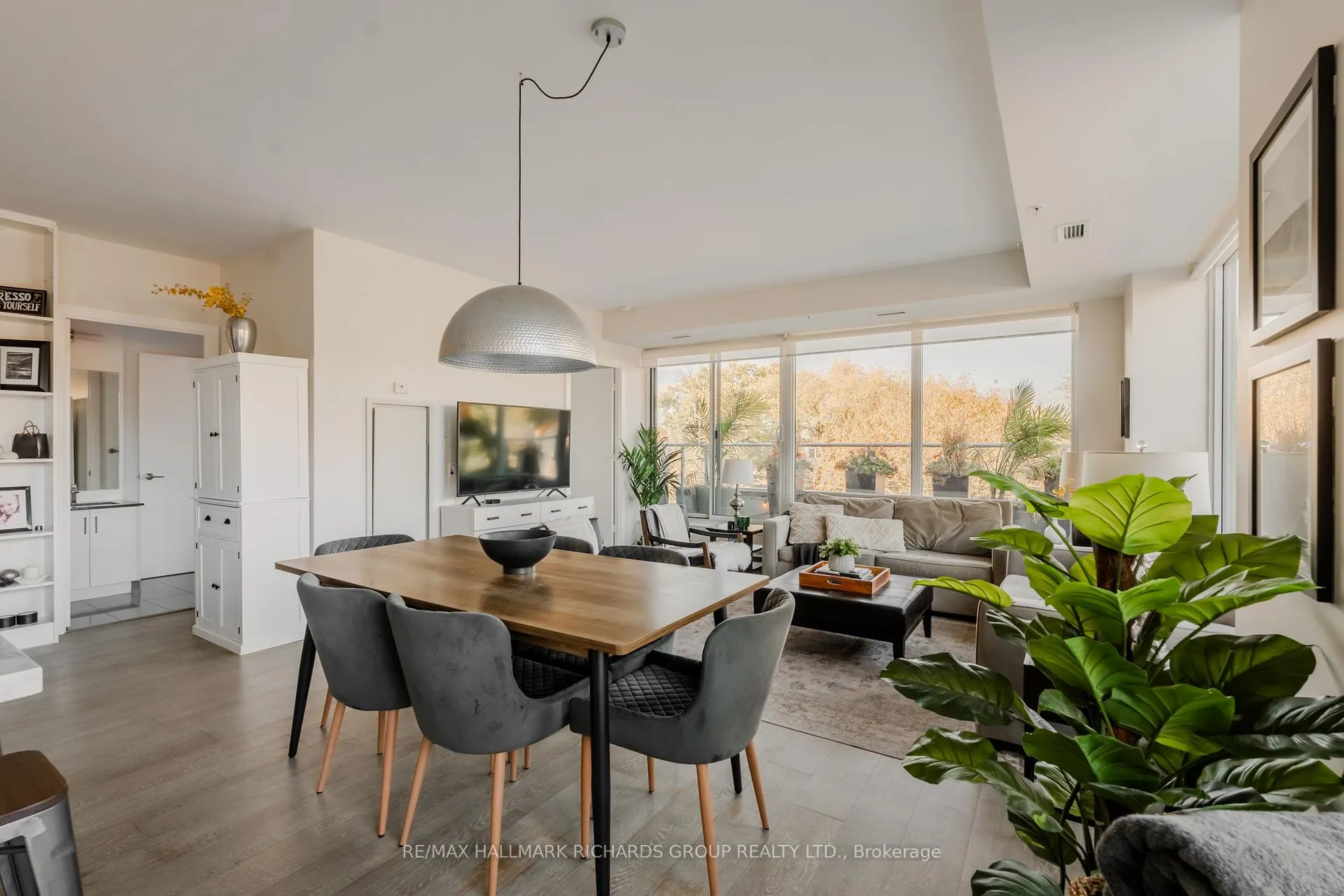 Photo 4 of Unit 401, 1960 Queen Street E, Toronto, The Beaches — HOMEH