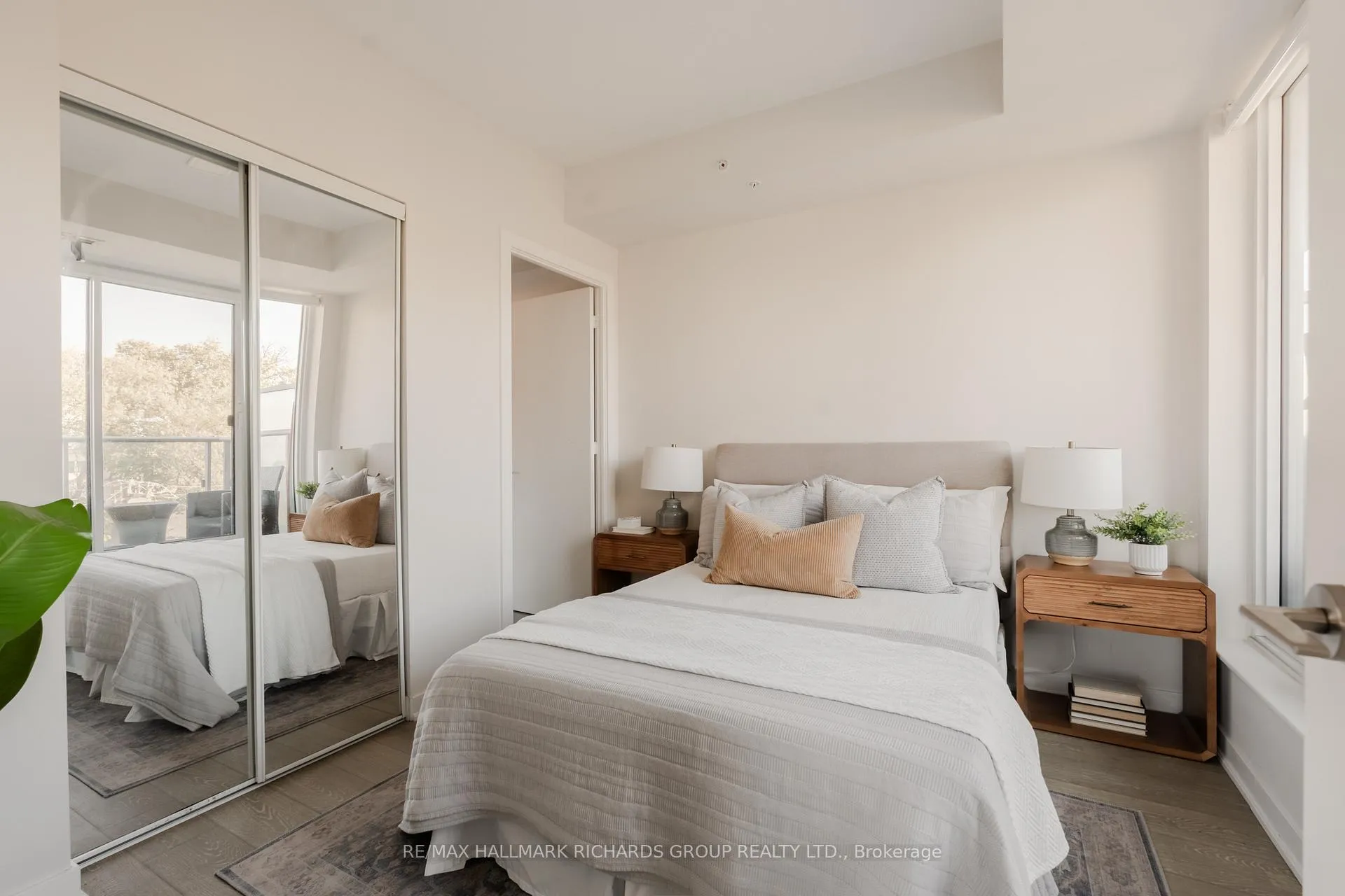 Photo 6 of Unit 401, 1960 Queen Street E, Toronto, The Beaches — HOMEH