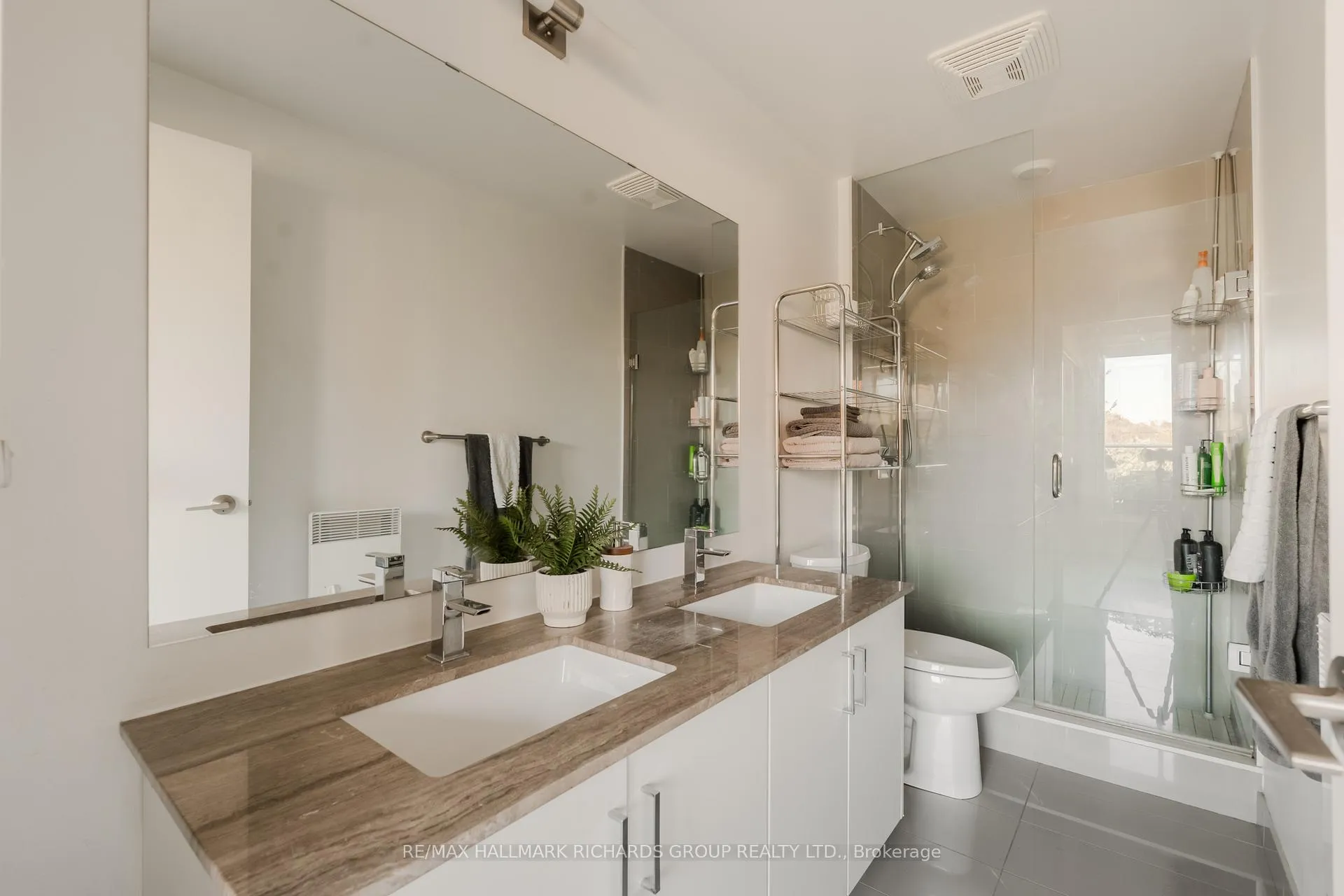 Photo 9 of Unit 401, 1960 Queen Street E, Toronto, The Beaches — HOMEH