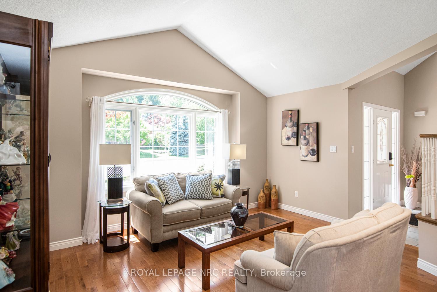 Photo 10 of 149 Dorchester Drive, Grimsby, Grimsby East — HOMEH