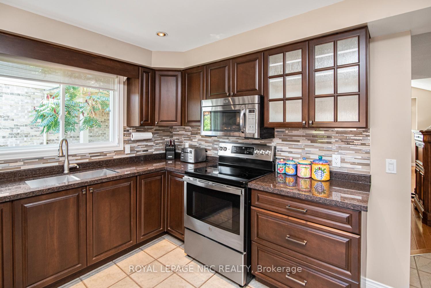 Photo 12 of 149 Dorchester Drive, Grimsby, Grimsby East — HOMEH