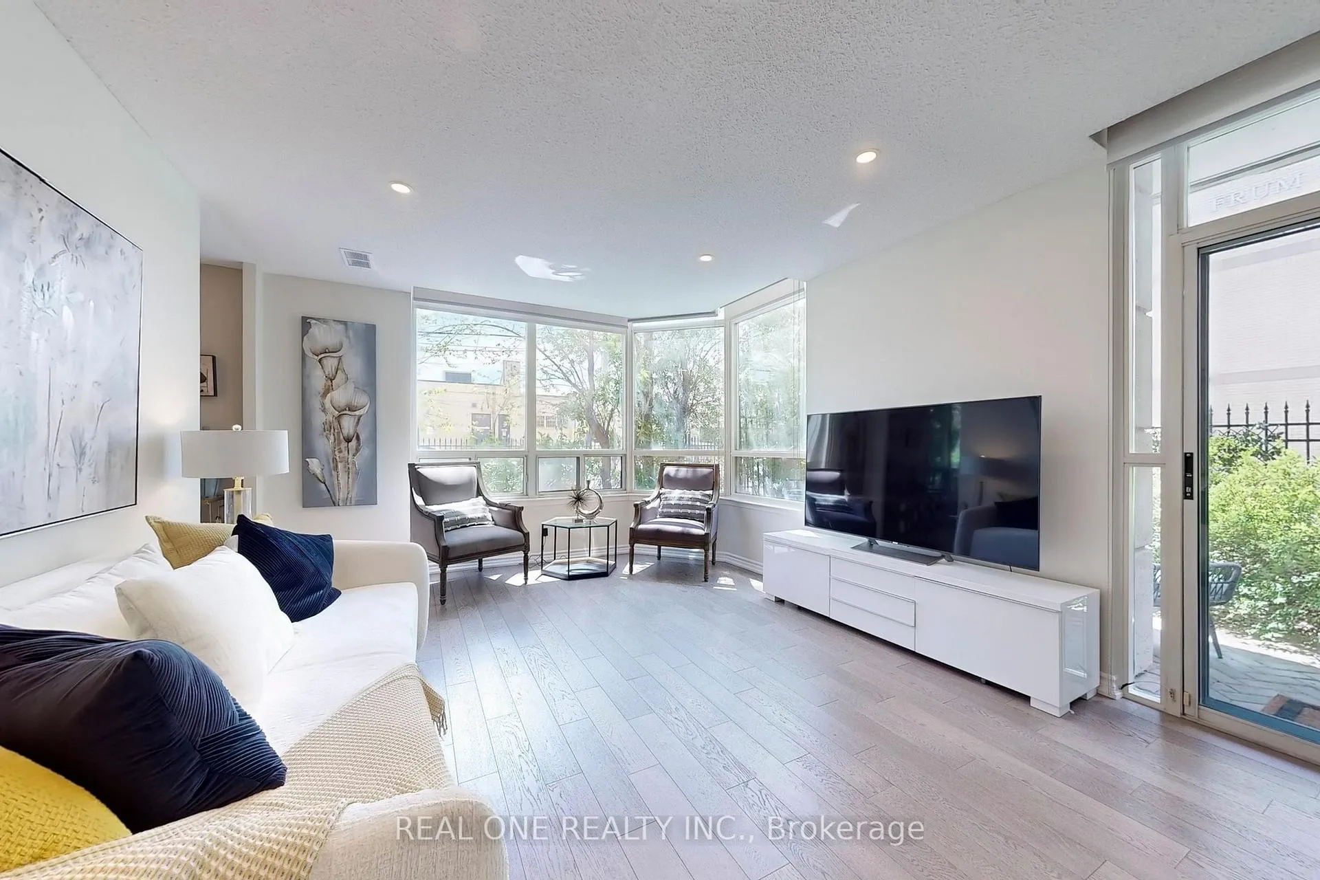 Photo 4 of Unit 101, 8 Covington Road, Toronto, Englemount-Lawrence — HOMEH