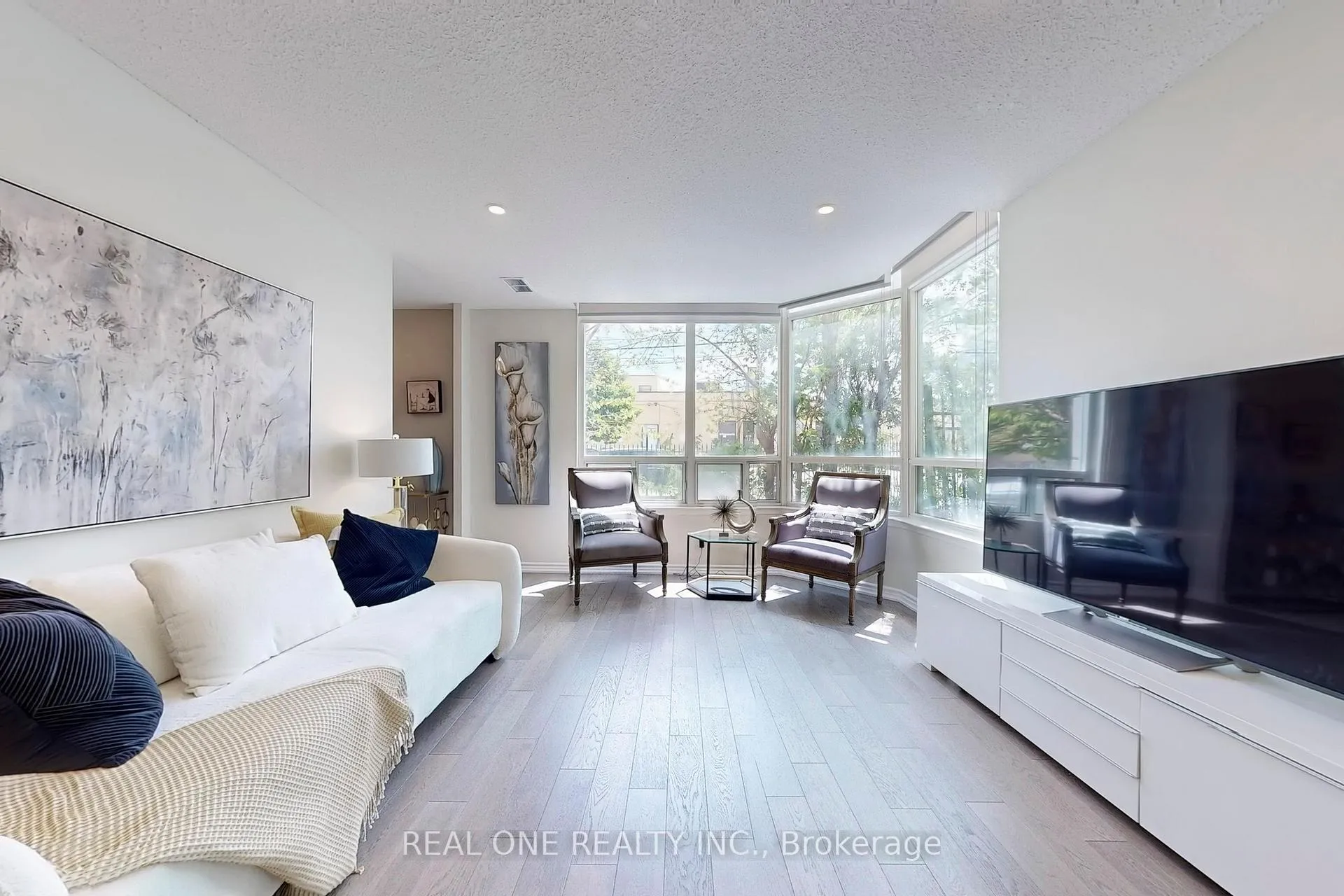 Photo 5 of Unit 101, 8 Covington Road, Toronto, Englemount-Lawrence — HOMEH