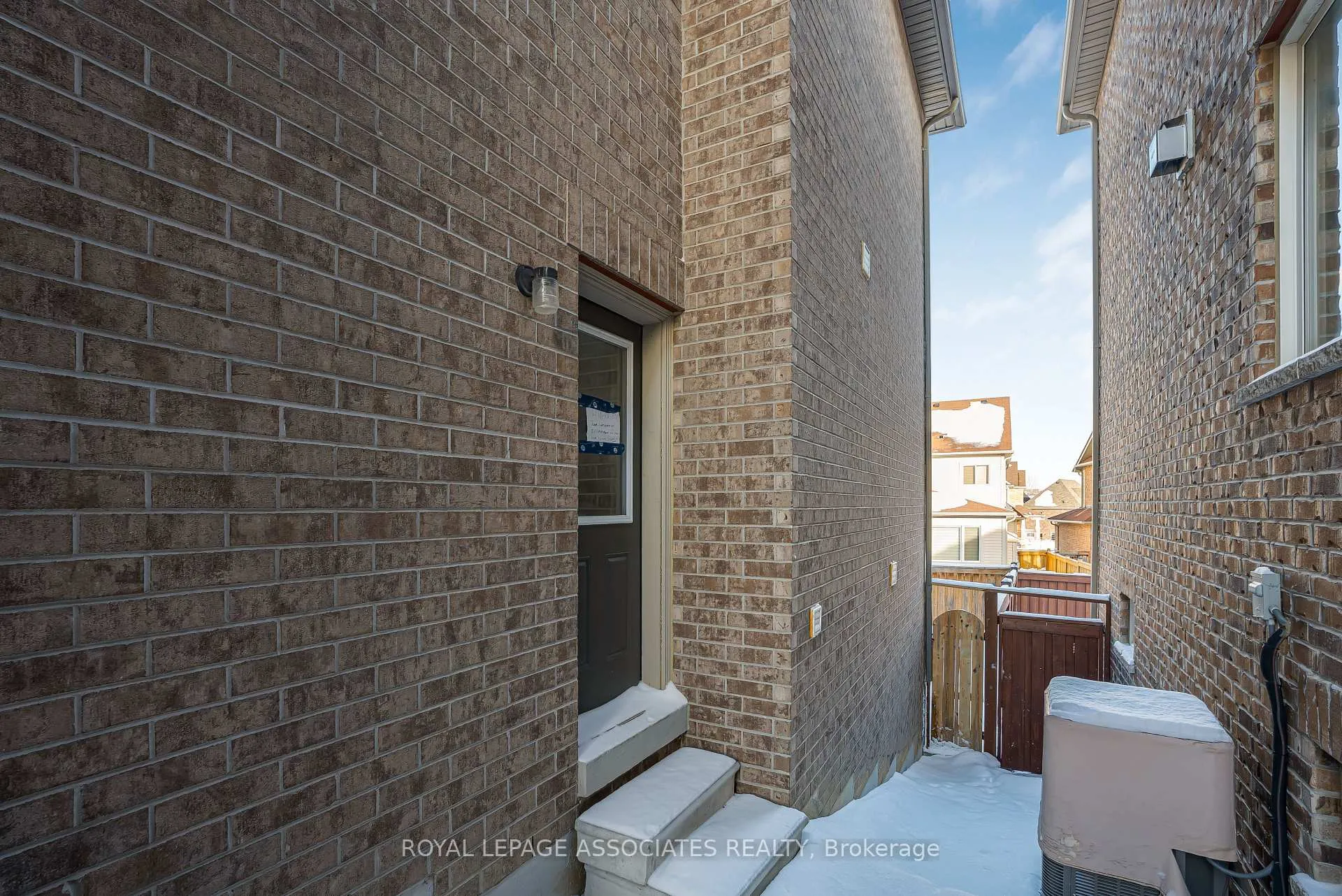 Photo 3 of 2515 Standardbred Drive, Oshawa, Windfields — HOMEH