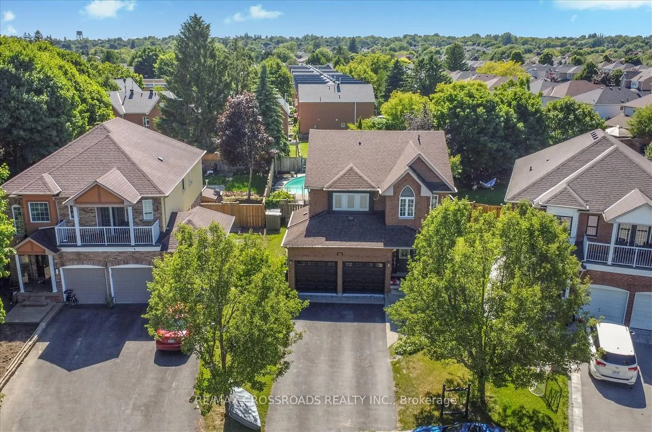 Photo 4 of 32 Dart Court, Clarington, Bowmanville — HOMEH