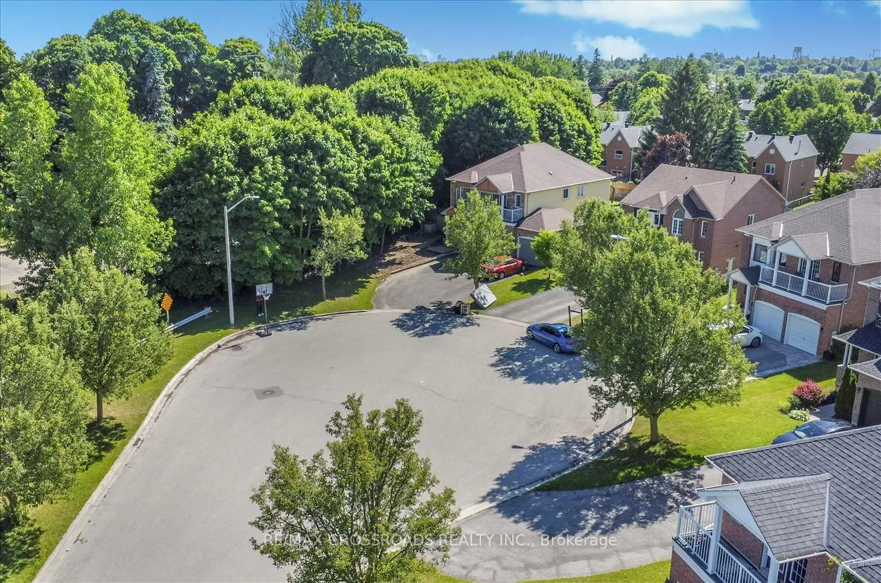 Photo 5 of 32 Dart Court, Clarington, Bowmanville — HOMEH