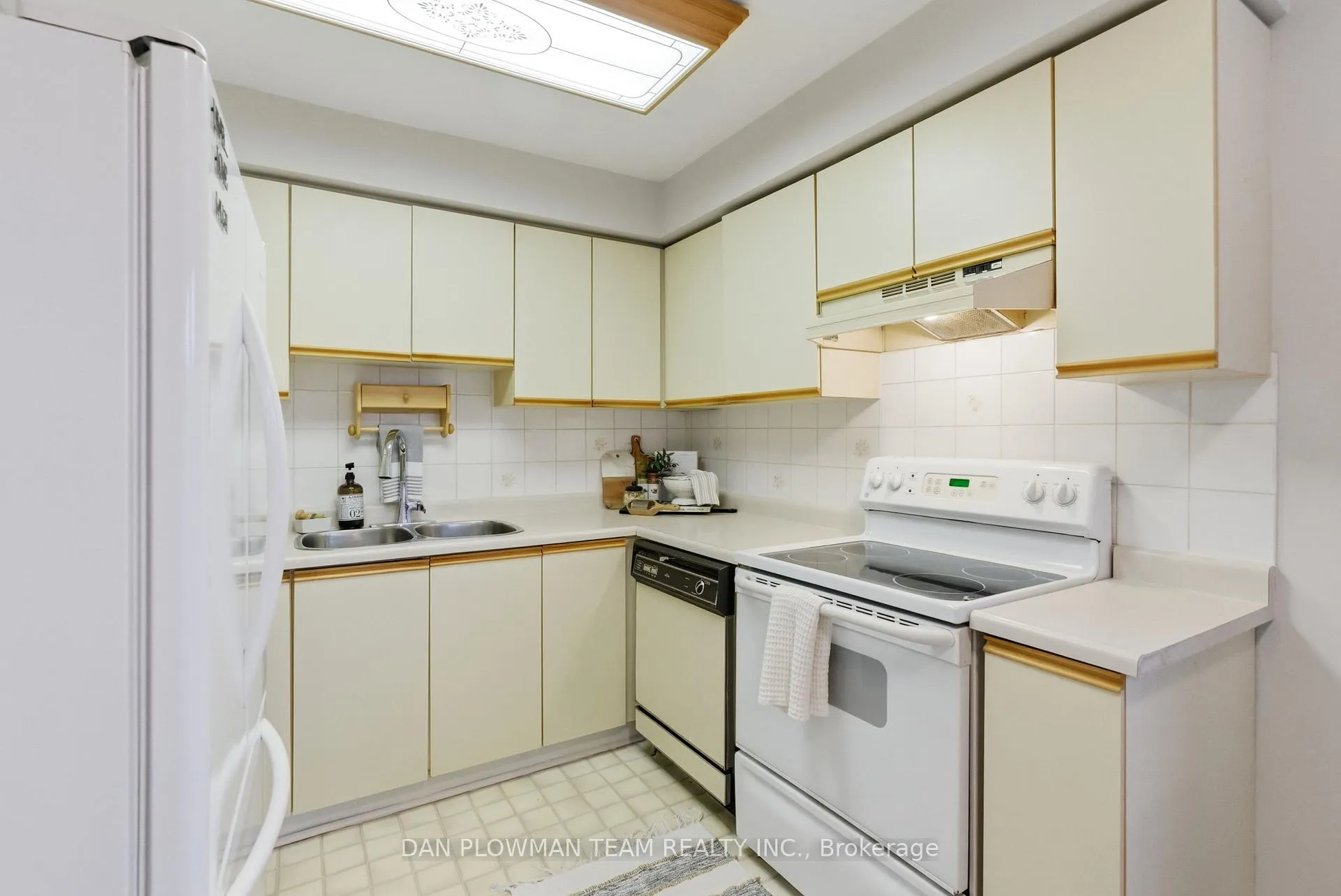 Photo 10 of 1561 Connery Crescent, Oshawa, Lakeview — HOMEH