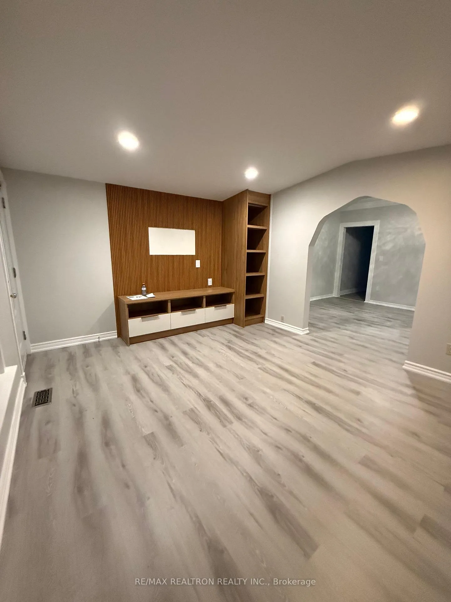 Photo 4 of 572 Oak Avenue, Windsor — HOMEH
