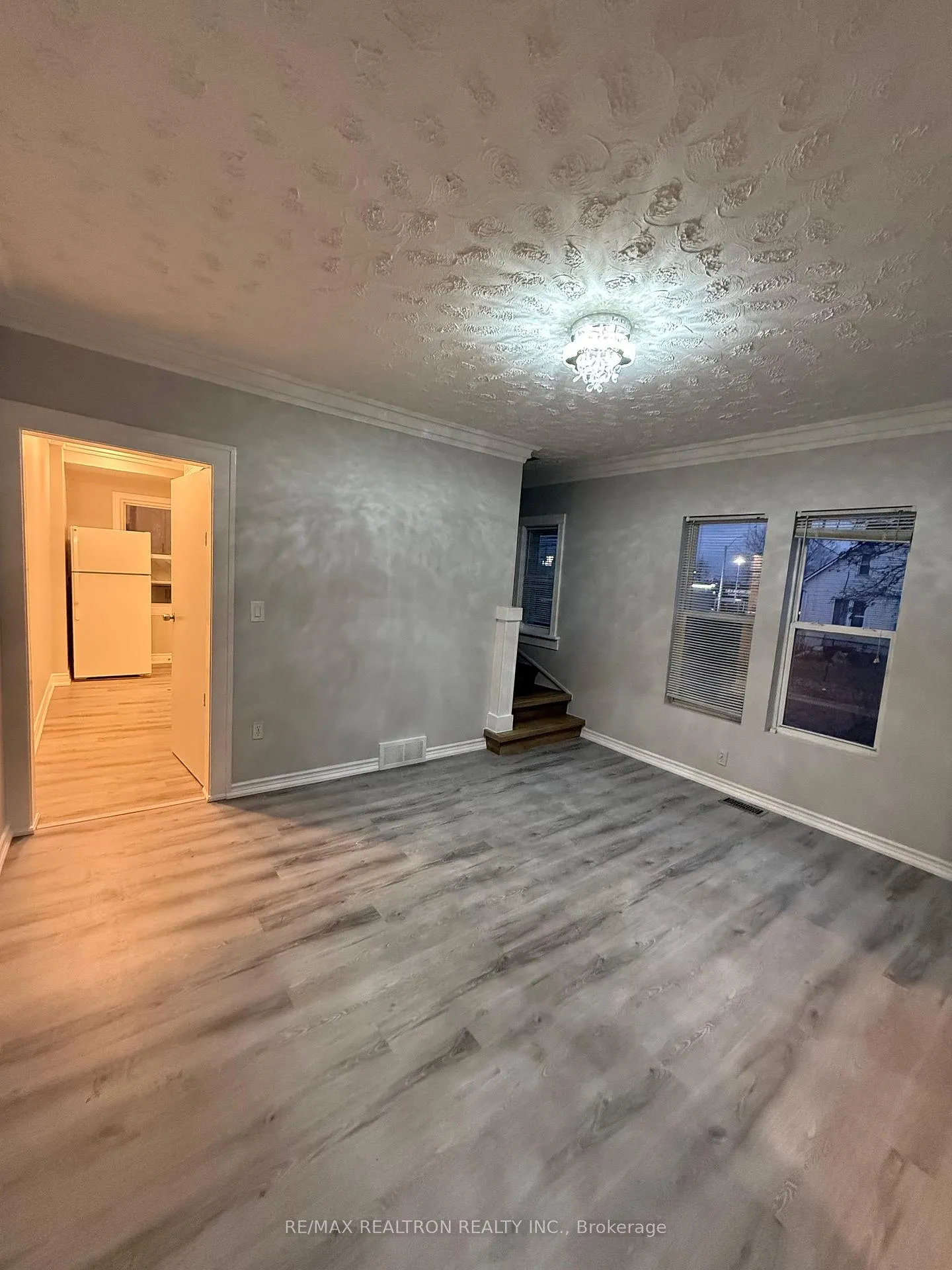 Photo 5 of 572 Oak Avenue, Windsor — HOMEH
