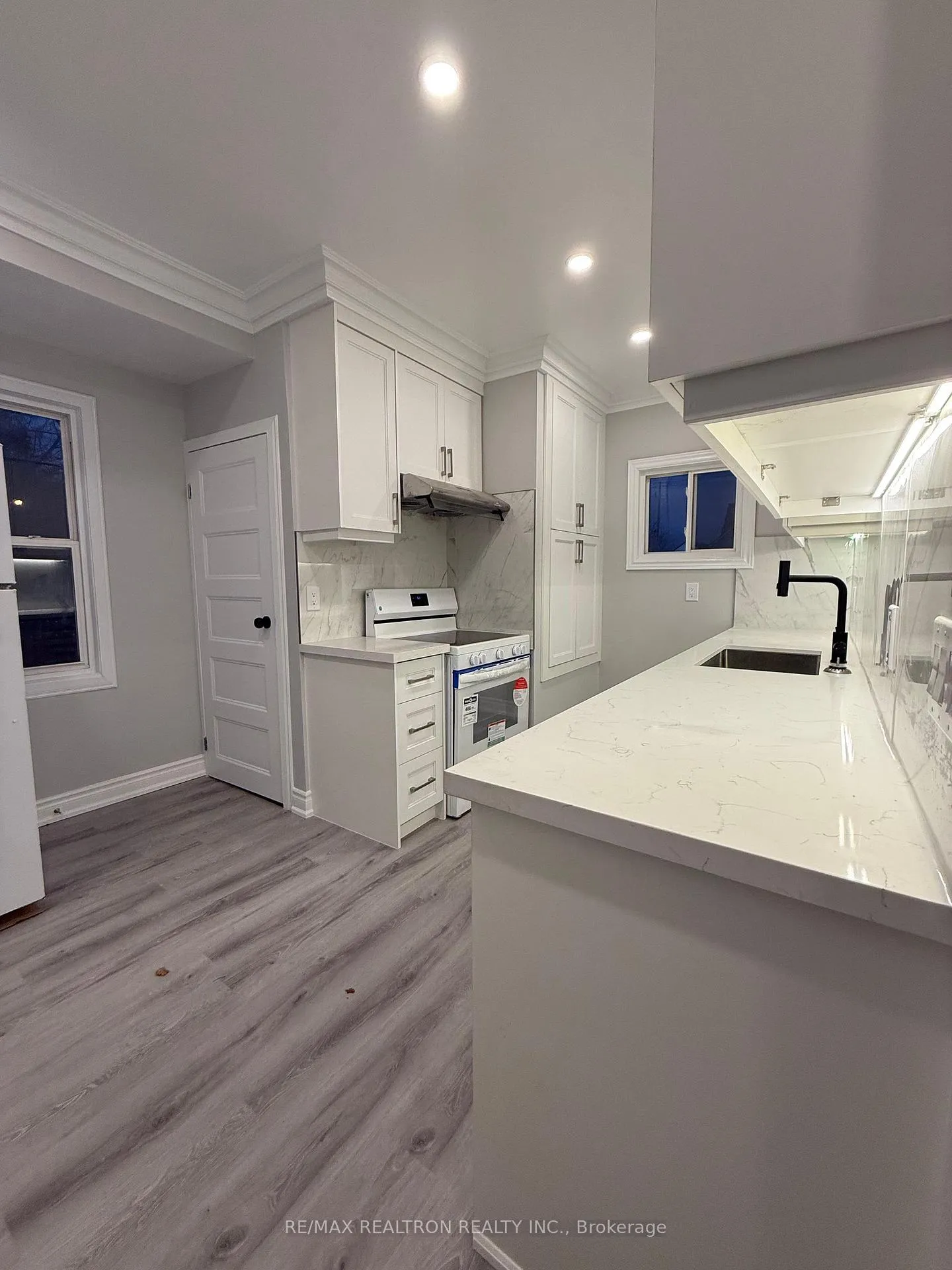 Photo 6 of 572 Oak Avenue, Windsor — HOMEH