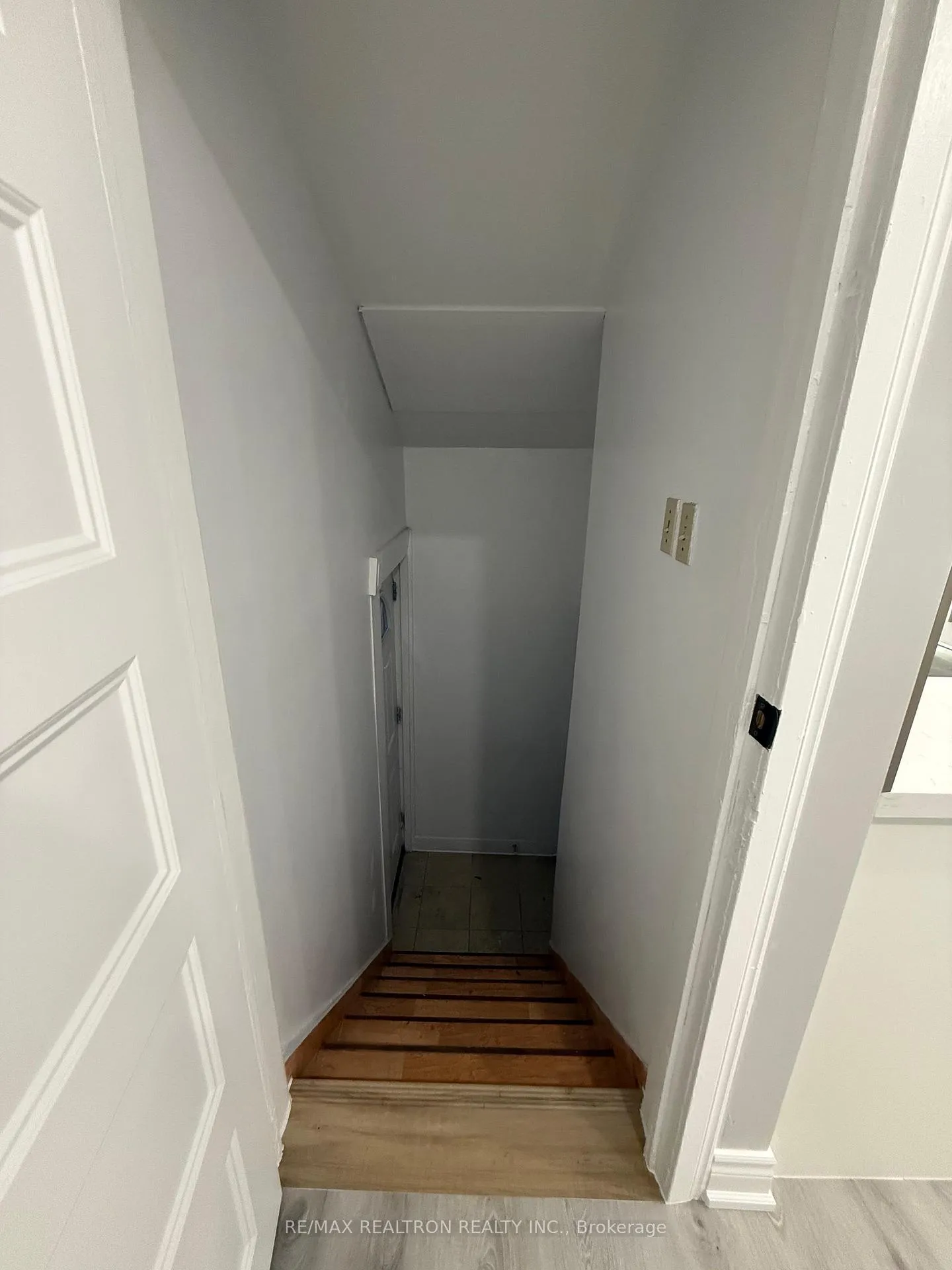 Photo 8 of 572 Oak Avenue, Windsor — HOMEH