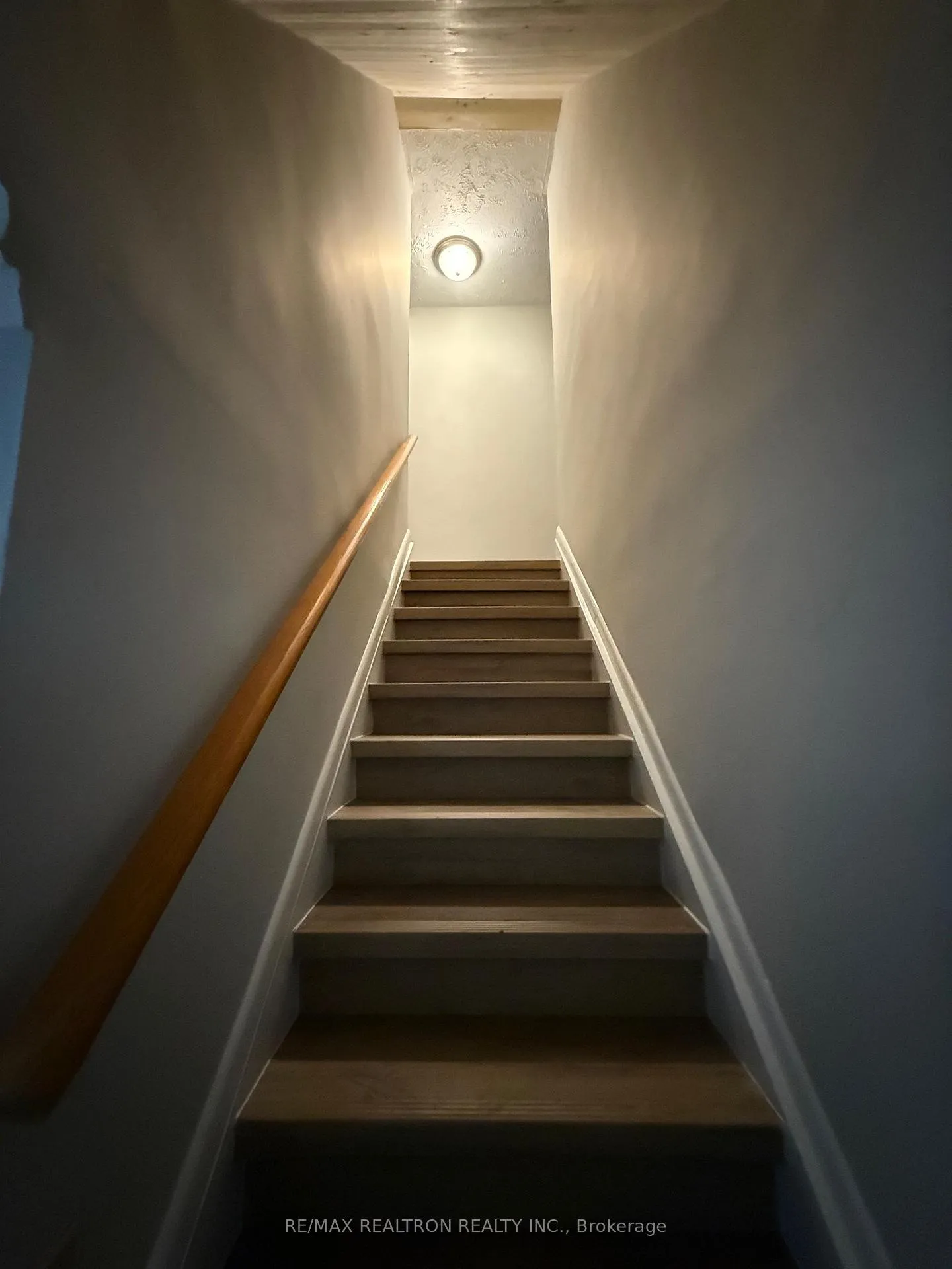 Photo 10 of 572 Oak Avenue, Windsor — HOMEH