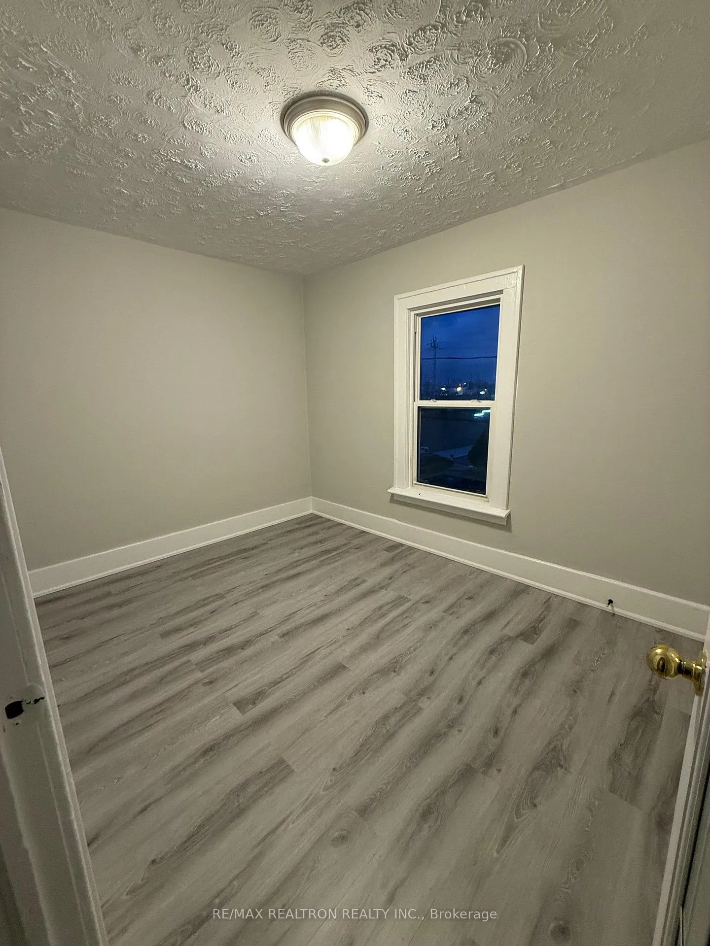 Photo 14 of 572 Oak Avenue, Windsor — HOMEH