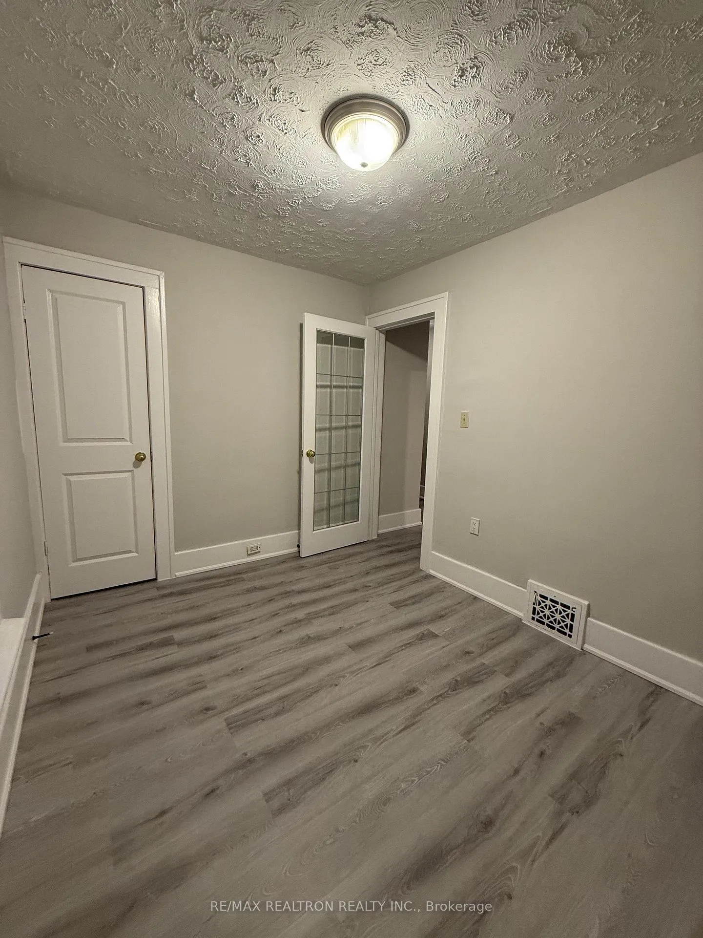 Photo 15 of 572 Oak Avenue, Windsor — HOMEH