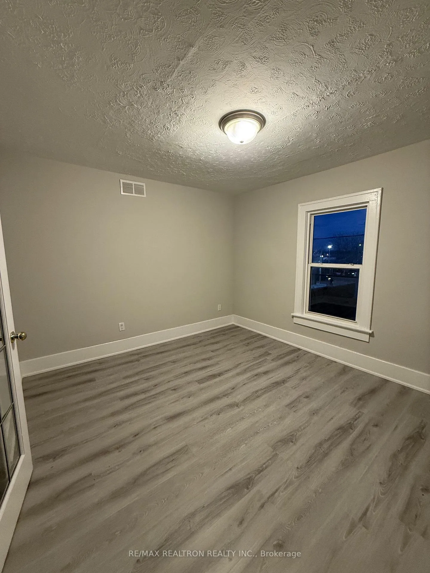 Photo 18 of 572 Oak Avenue, Windsor — HOMEH