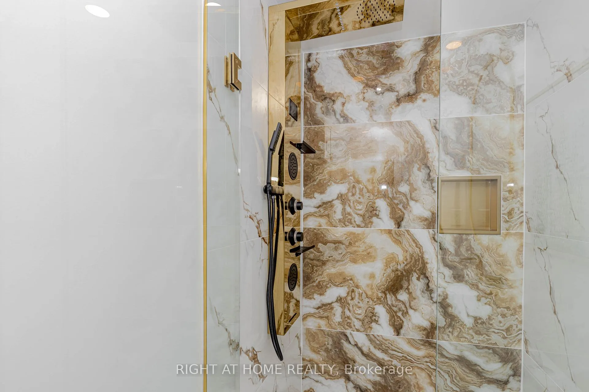 Photo 33 of 179 Archdekin Drive, Brampton, Madoc — HOMEH