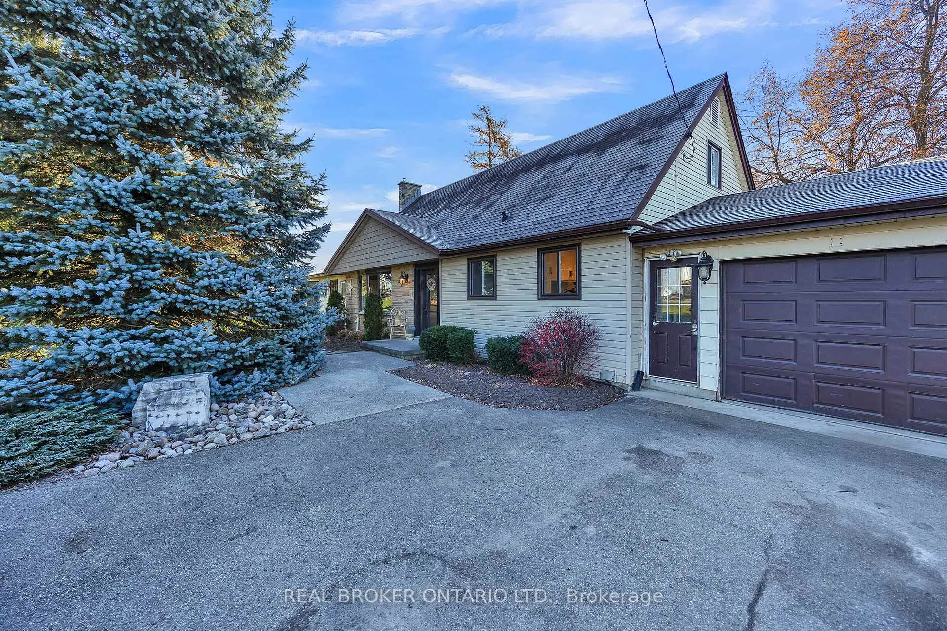 Photo 2 of 3766 Lobsinger Line, Wellesley — HOMEH