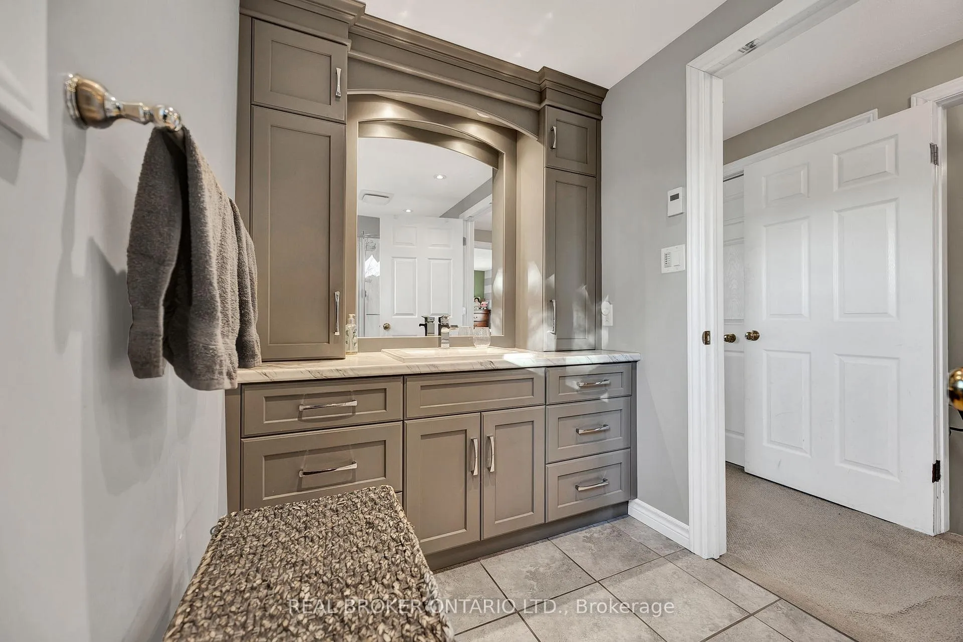 Photo 14 of 3766 Lobsinger Line, Wellesley — HOMEH