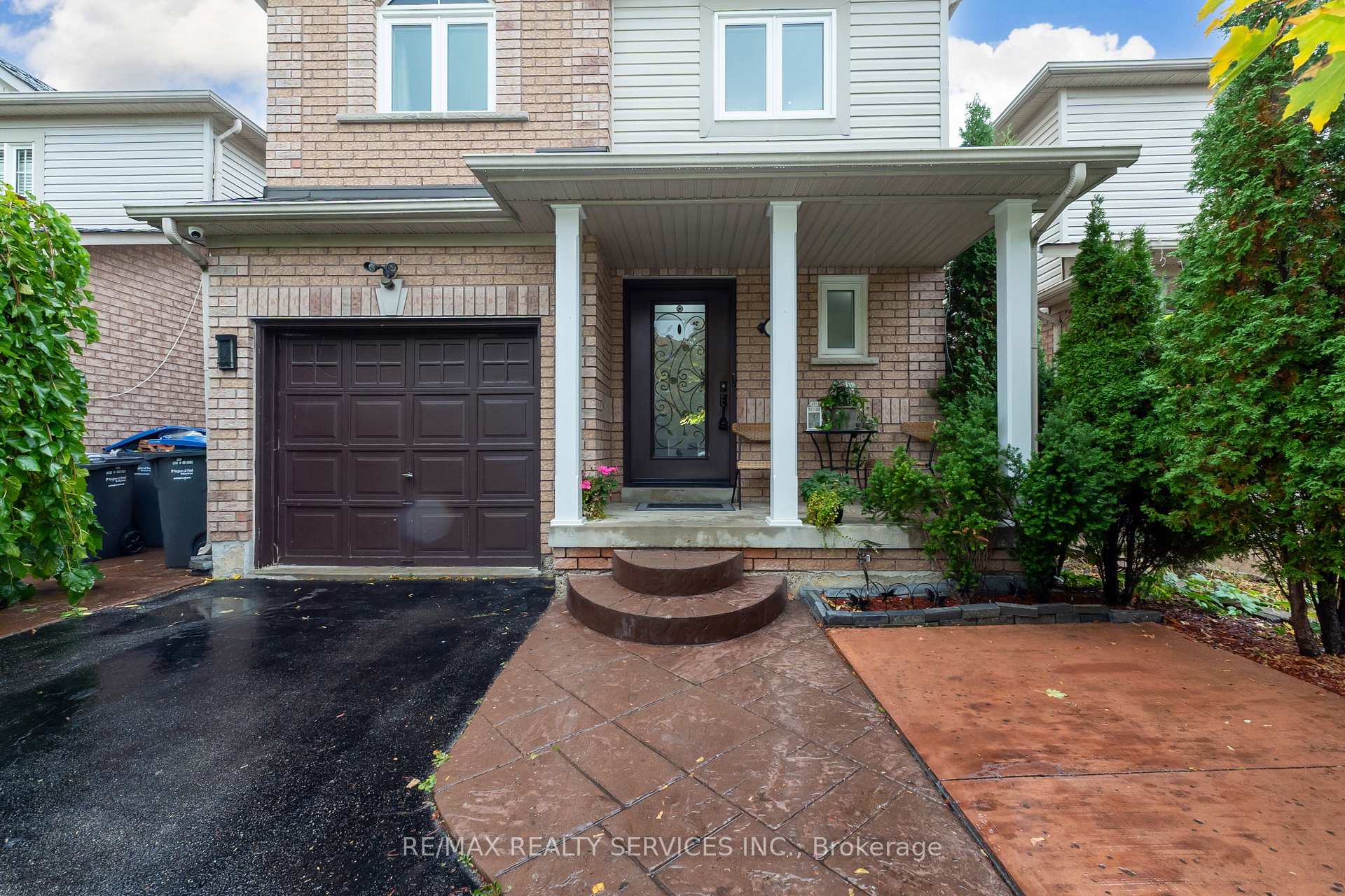 Photo 3 of 8 Ridgemore Crescent, Brampton, Fletcher's Meadow — HOMEH