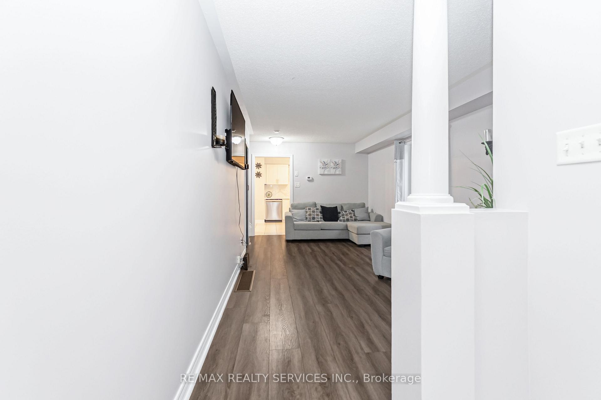 Photo 6 of 8 Ridgemore Crescent, Brampton, Fletcher's Meadow — HOMEH
