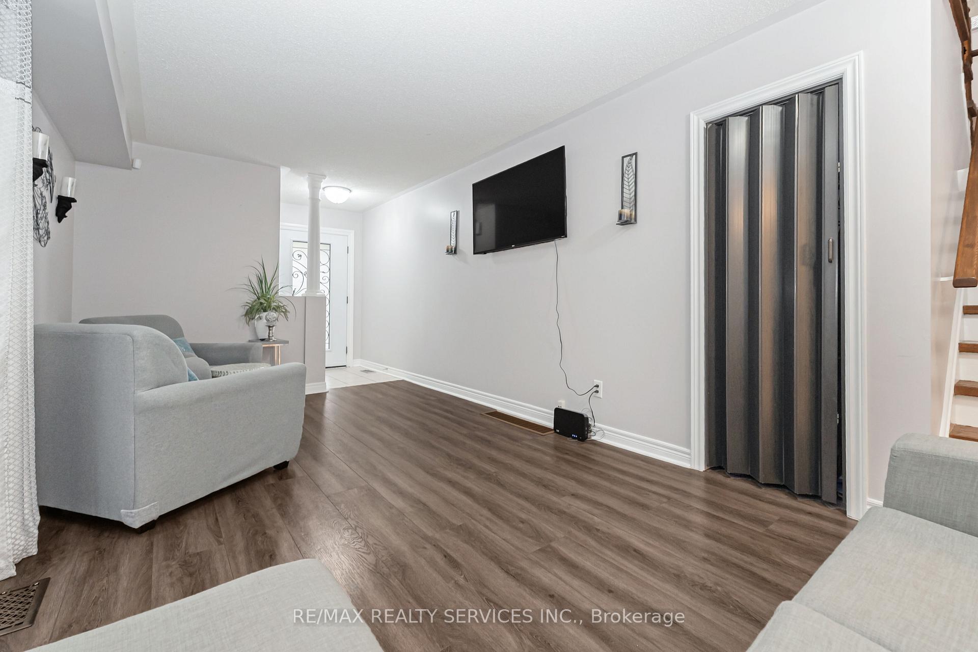 Photo 9 of 8 Ridgemore Crescent, Brampton, Fletcher's Meadow — HOMEH