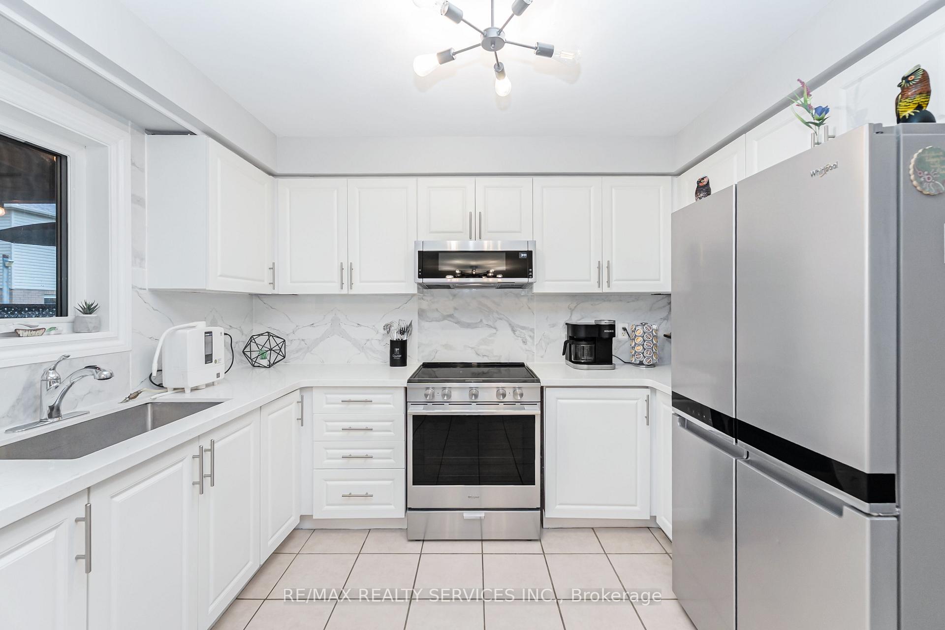 Photo 10 of 8 Ridgemore Crescent, Brampton, Fletcher's Meadow — HOMEH