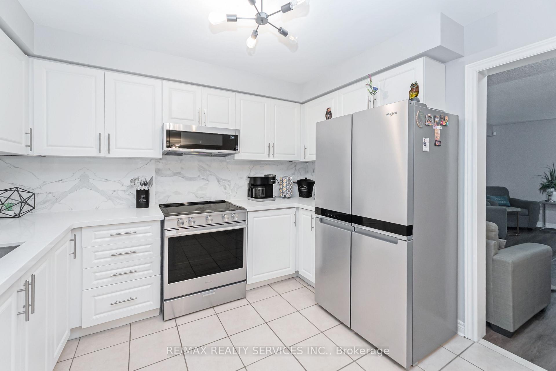 Photo 11 of 8 Ridgemore Crescent, Brampton, Fletcher's Meadow — HOMEH