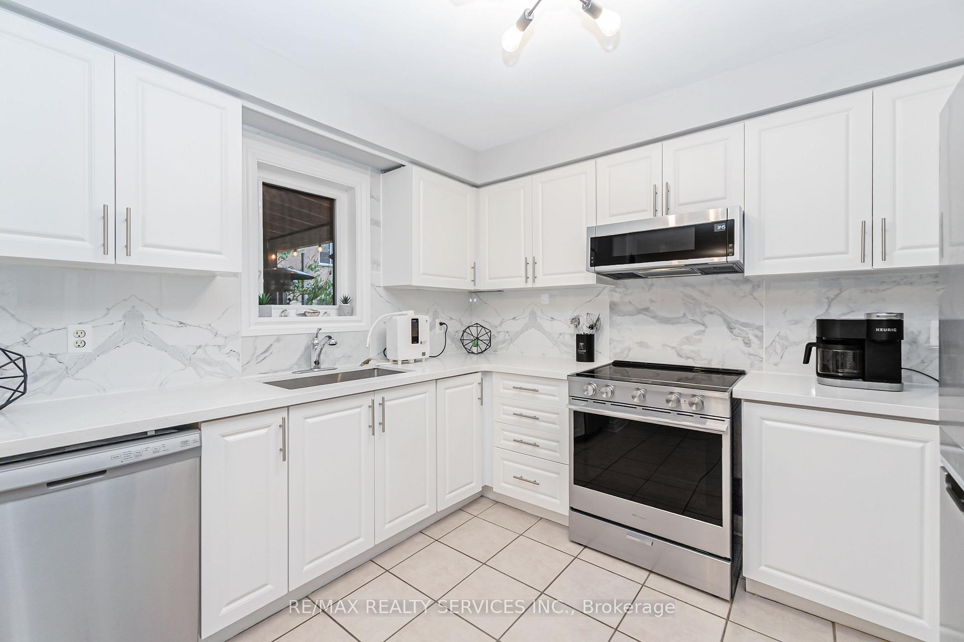 Photo 12 of 8 Ridgemore Crescent, Brampton, Fletcher's Meadow — HOMEH