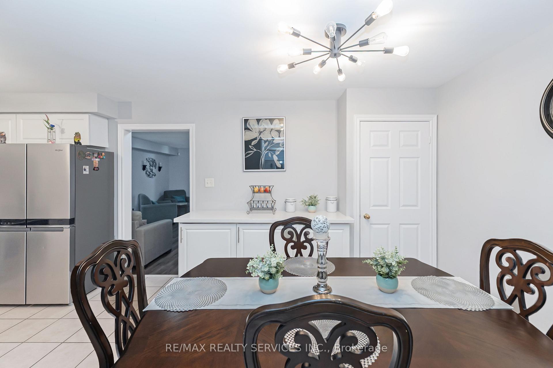 Photo 16 of 8 Ridgemore Crescent, Brampton, Fletcher's Meadow — HOMEH