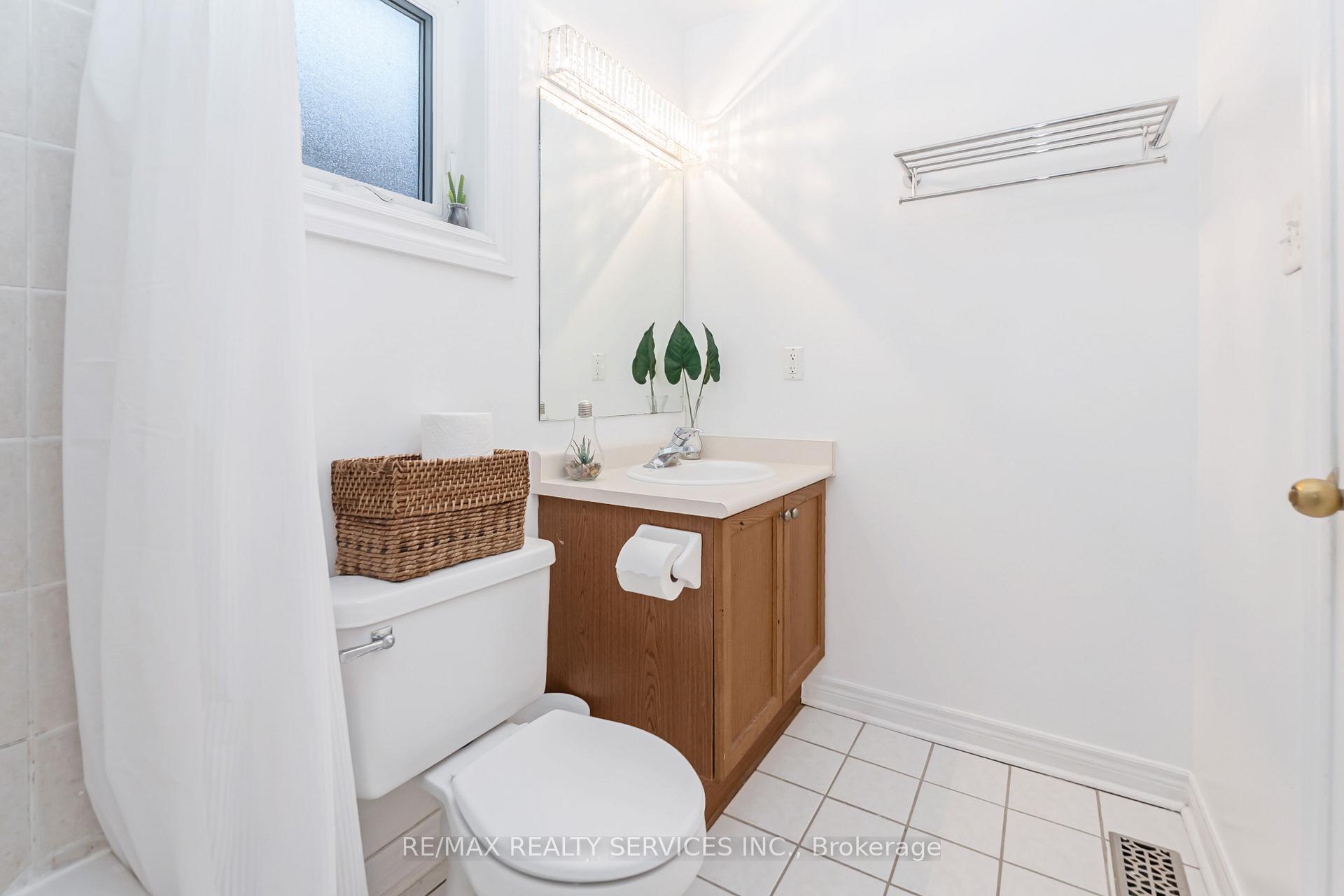 Photo 23 of 8 Ridgemore Crescent, Brampton, Fletcher's Meadow — HOMEH