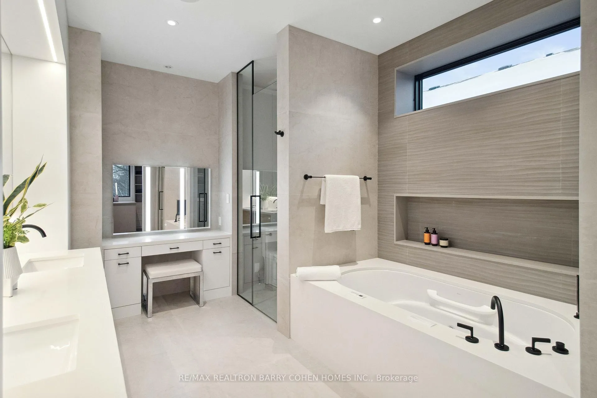 Photo 18 of 84 Brookview Drive, Toronto, Englemount-Lawrence — HOMEH