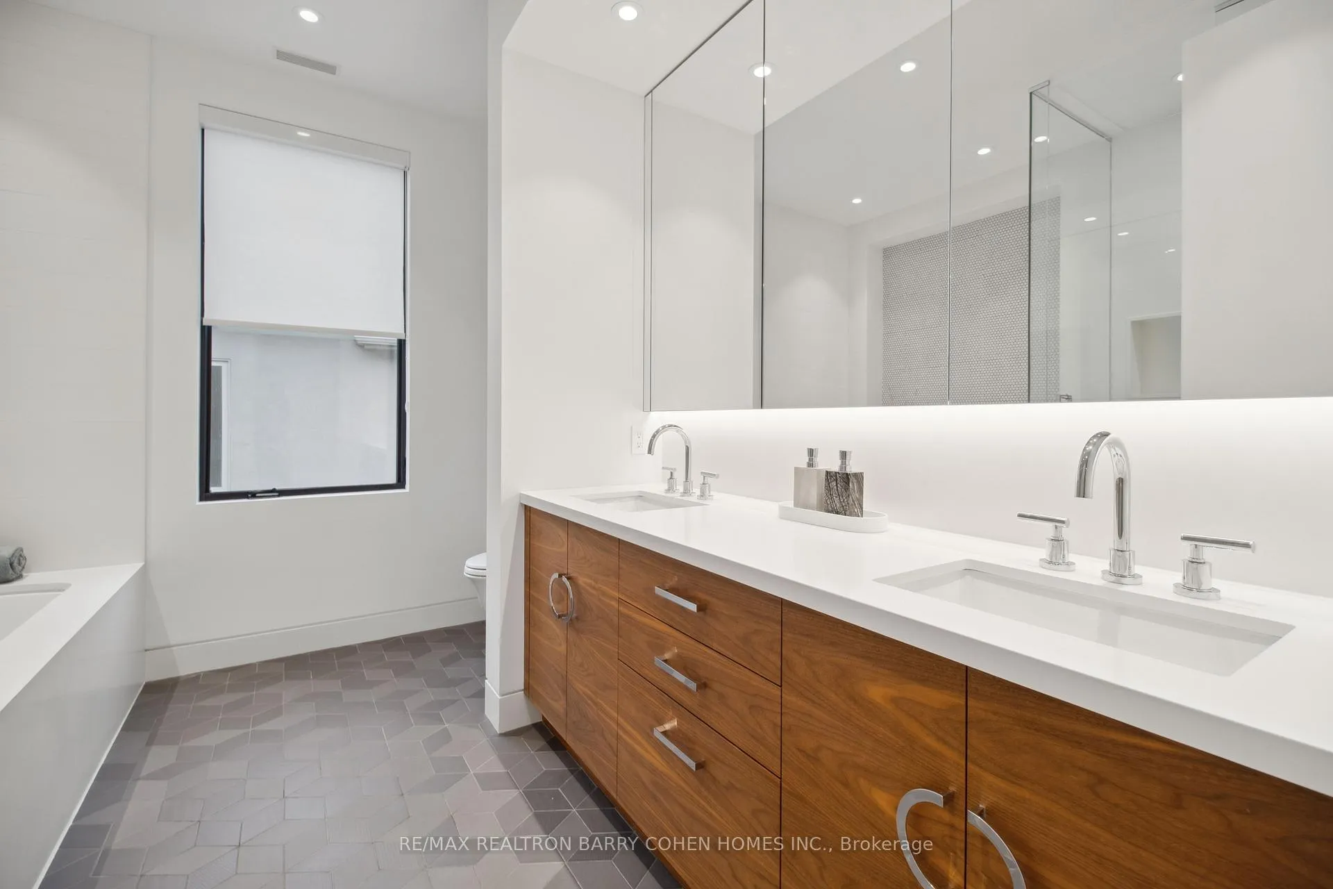 Photo 24 of 84 Brookview Drive, Toronto, Englemount-Lawrence — HOMEH
